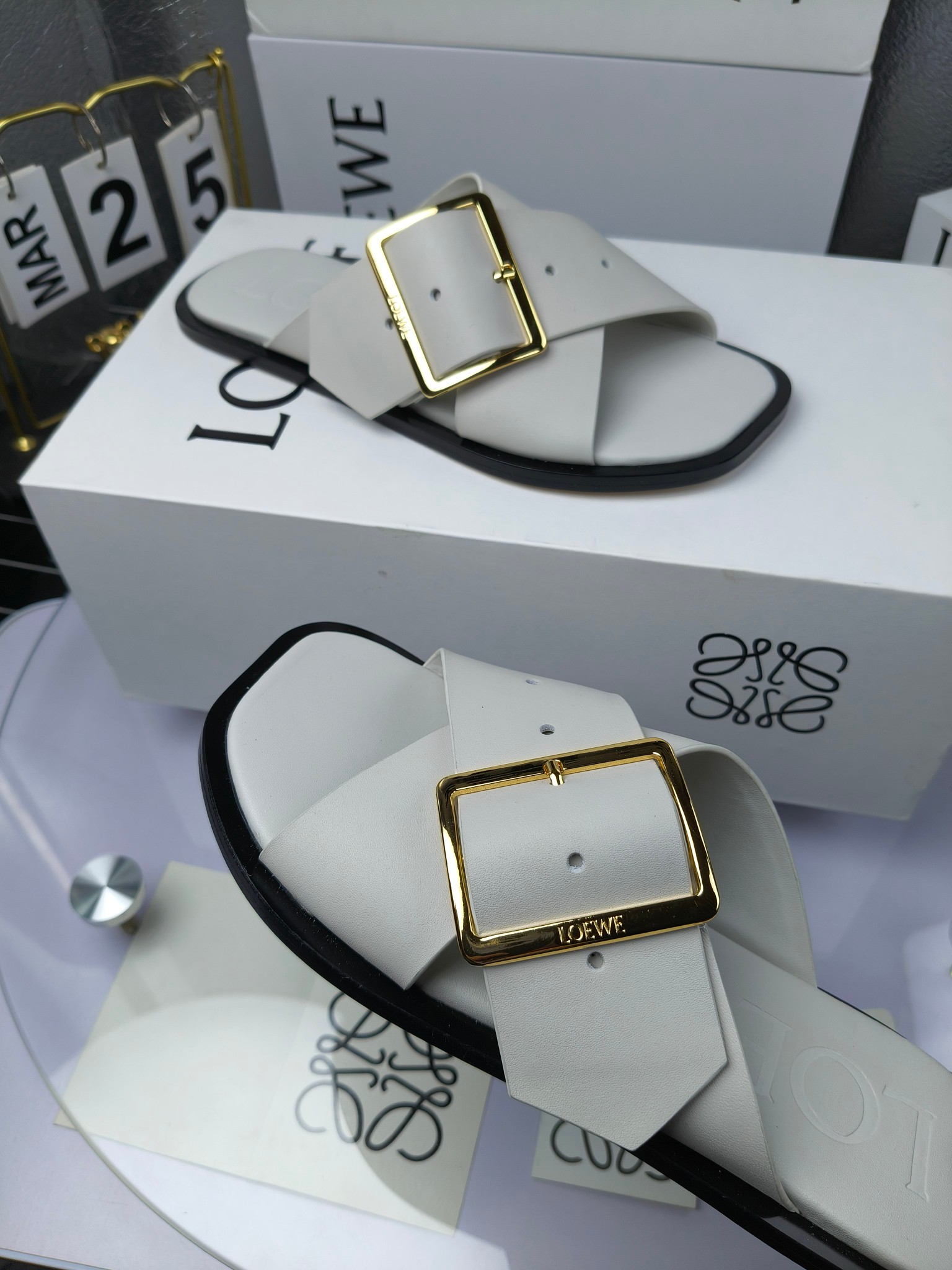 LOEWE
罗意威 25ss 春夏新品 交叉 方扣 拖鞋 疯狂种草简约设计感觉更干净优雅
罗意威25ss早春新品网红时尚拖鞋
出210
全网最快购入原版开发,穿几年不过时的,超级经典系列,网红最热爱的打卡神鞋,最快出货,独家原版一比一开模,所有材料,细节根zp原版无差别,请认准高市场上最高版本……
面料:小牛皮
内里:羊皮
垫脚:羊皮包裹中底
大底:意大利真皮注塑大底
包装:原版全套包装
码数:35-40(40.41不支持退换)