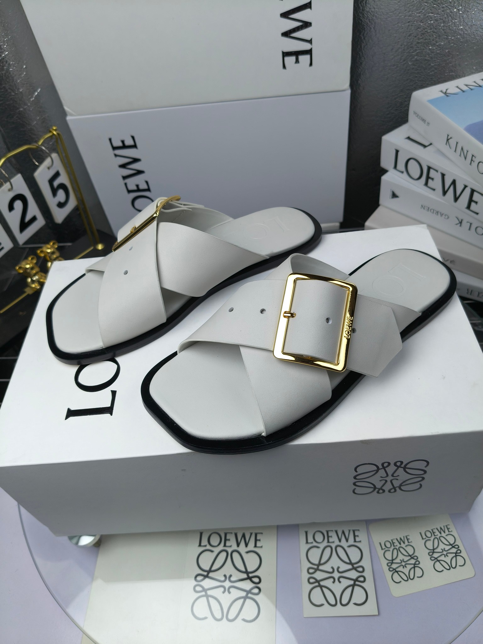 LOEWE
罗意威 25ss 春夏新品 交叉 方扣 拖鞋 疯狂种草简约设计感觉更干净优雅
罗意威25ss早春新品网红时尚拖鞋
出210
全网最快购入原版开发,穿几年不过时的,超级经典系列,网红最热爱的打卡神鞋,最快出货,独家原版一比一开模,所有材料,细节根zp原版无差别,请认准高市场上最高版本……
面料:小牛皮
内里:羊皮
垫脚:羊皮包裹中底
大底:意大利真皮注塑大底
包装:原版全套包装
码数:35-40(40.41不支持退换)