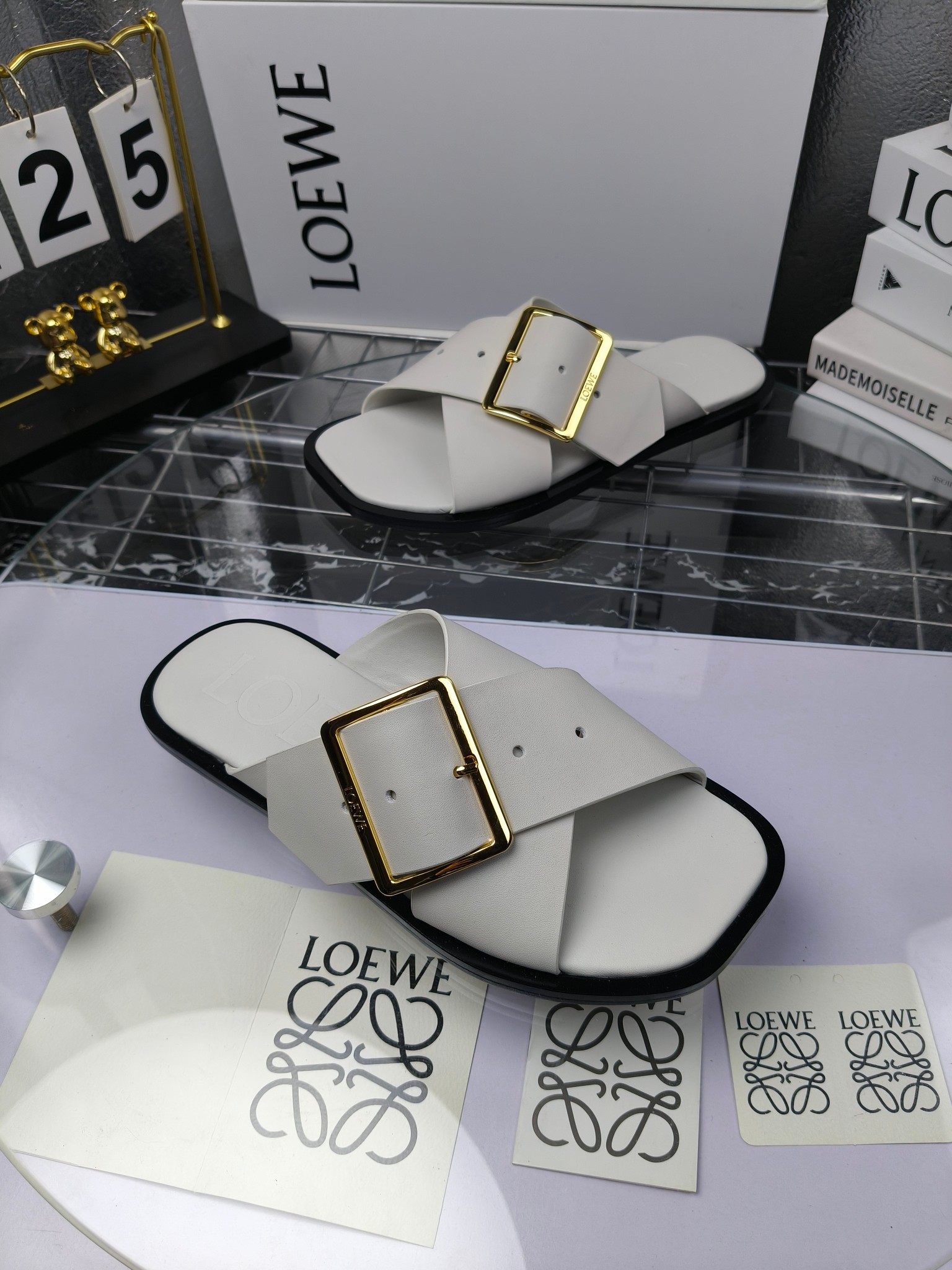 LOEWE
罗意威 25ss 春夏新品 交叉 方扣 拖鞋 疯狂种草简约设计感觉更干净优雅
罗意威25ss早春新品网红时尚拖鞋
出210
全网最快购入原版开发,穿几年不过时的,超级经典系列,网红最热爱的打卡神鞋,最快出货,独家原版一比一开模,所有材料,细节根zp原版无差别,请认准高市场上最高版本……
面料:小牛皮
内里:羊皮
垫脚:羊皮包裹中底
大底:意大利真皮注塑大底
包装:原版全套包装
码数:35-40(40.41不支持退换)