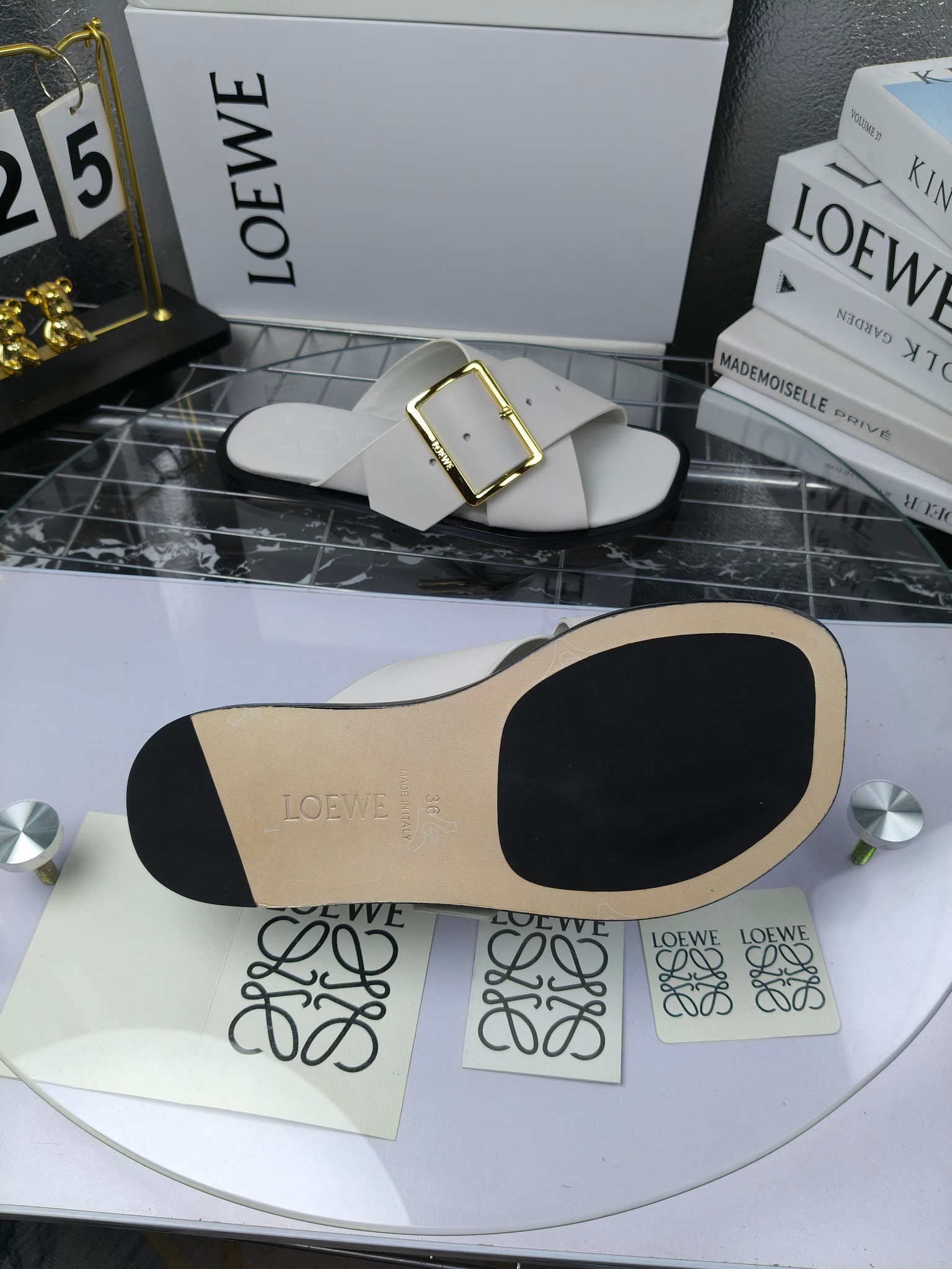 LOEWE
罗意威 25ss 春夏新品 交叉 方扣 拖鞋 疯狂种草简约设计感觉更干净优雅
罗意威25ss早春新品网红时尚拖鞋
出210
全网最快购入原版开发,穿几年不过时的,超级经典系列,网红最热爱的打卡神鞋,最快出货,独家原版一比一开模,所有材料,细节根zp原版无差别,请认准高市场上最高版本……
面料:小牛皮
内里:羊皮
垫脚:羊皮包裹中底
大底:意大利真皮注塑大底
包装:原版全套包装
码数:35-40(40.41不支持退换)