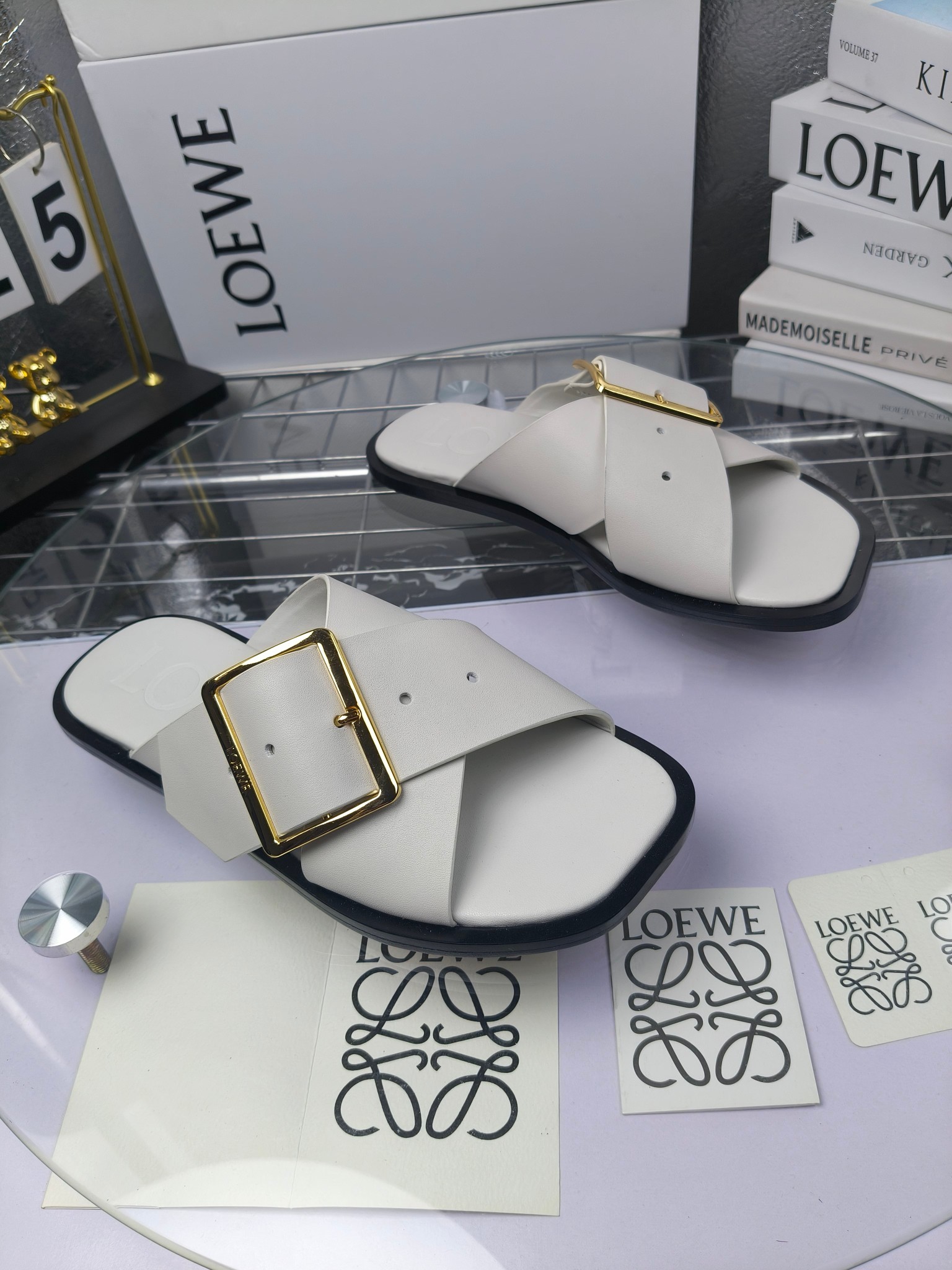 LOEWE
罗意威 25ss 春夏新品 交叉 方扣 拖鞋 疯狂种草简约设计感觉更干净优雅
罗意威25ss早春新品网红时尚拖鞋
出210
全网最快购入原版开发,穿几年不过时的,超级经典系列,网红最热爱的打卡神鞋,最快出货,独家原版一比一开模,所有材料,细节根zp原版无差别,请认准高市场上最高版本……
面料:小牛皮
内里:羊皮
垫脚:羊皮包裹中底
大底:意大利真皮注塑大底
包装:原版全套包装
码数:35-40(40.41不支持退换)