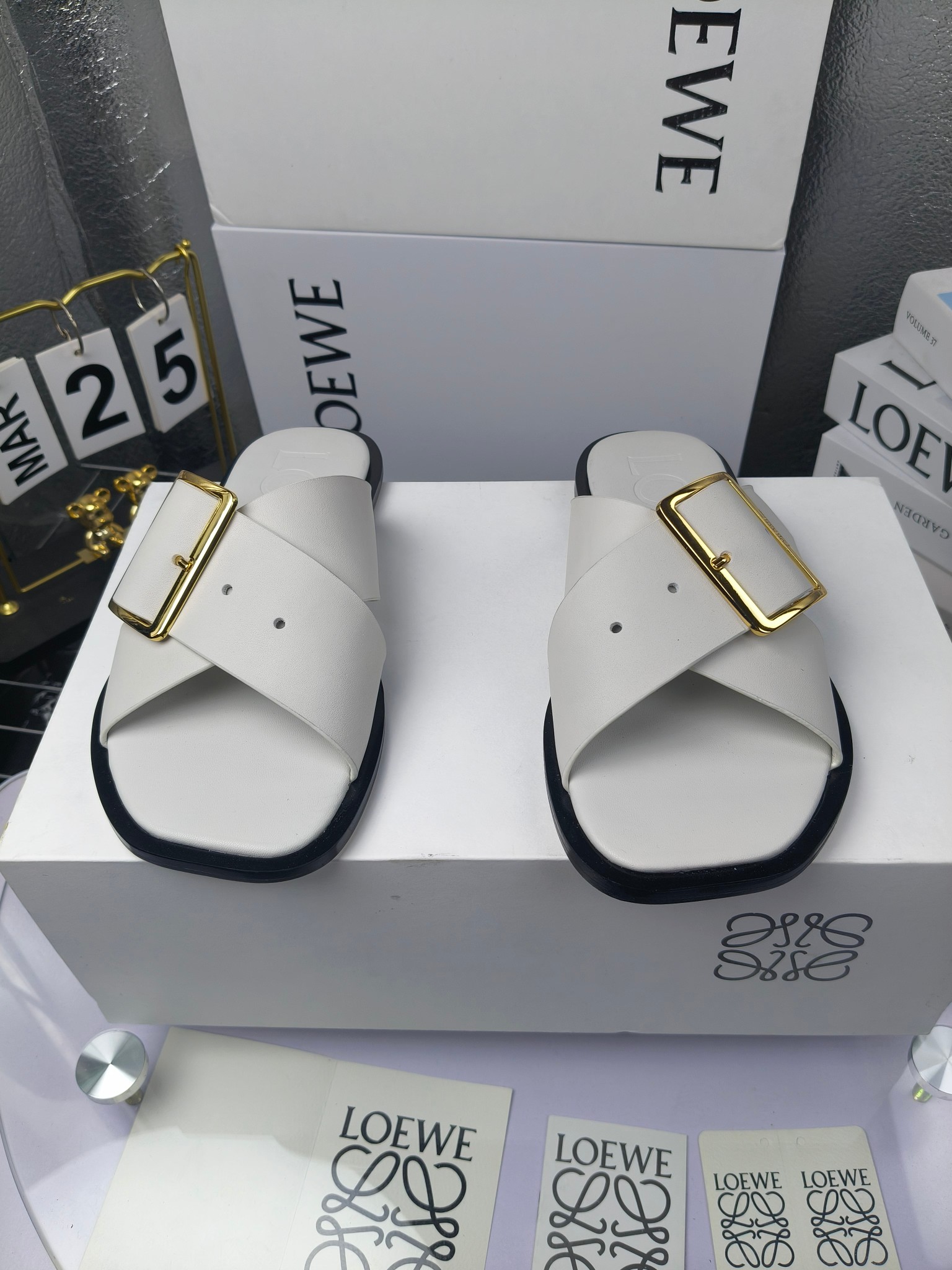 LOEWE
罗意威 25ss 春夏新品 交叉 方扣 拖鞋 疯狂种草简约设计感觉更干净优雅
罗意威25ss早春新品网红时尚拖鞋
出210
全网最快购入原版开发,穿几年不过时的,超级经典系列,网红最热爱的打卡神鞋,最快出货,独家原版一比一开模,所有材料,细节根zp原版无差别,请认准高市场上最高版本……
面料:小牛皮
内里:羊皮
垫脚:羊皮包裹中底
大底:意大利真皮注塑大底
包装:原版全套包装
码数:35-40(40.41不支持退换)