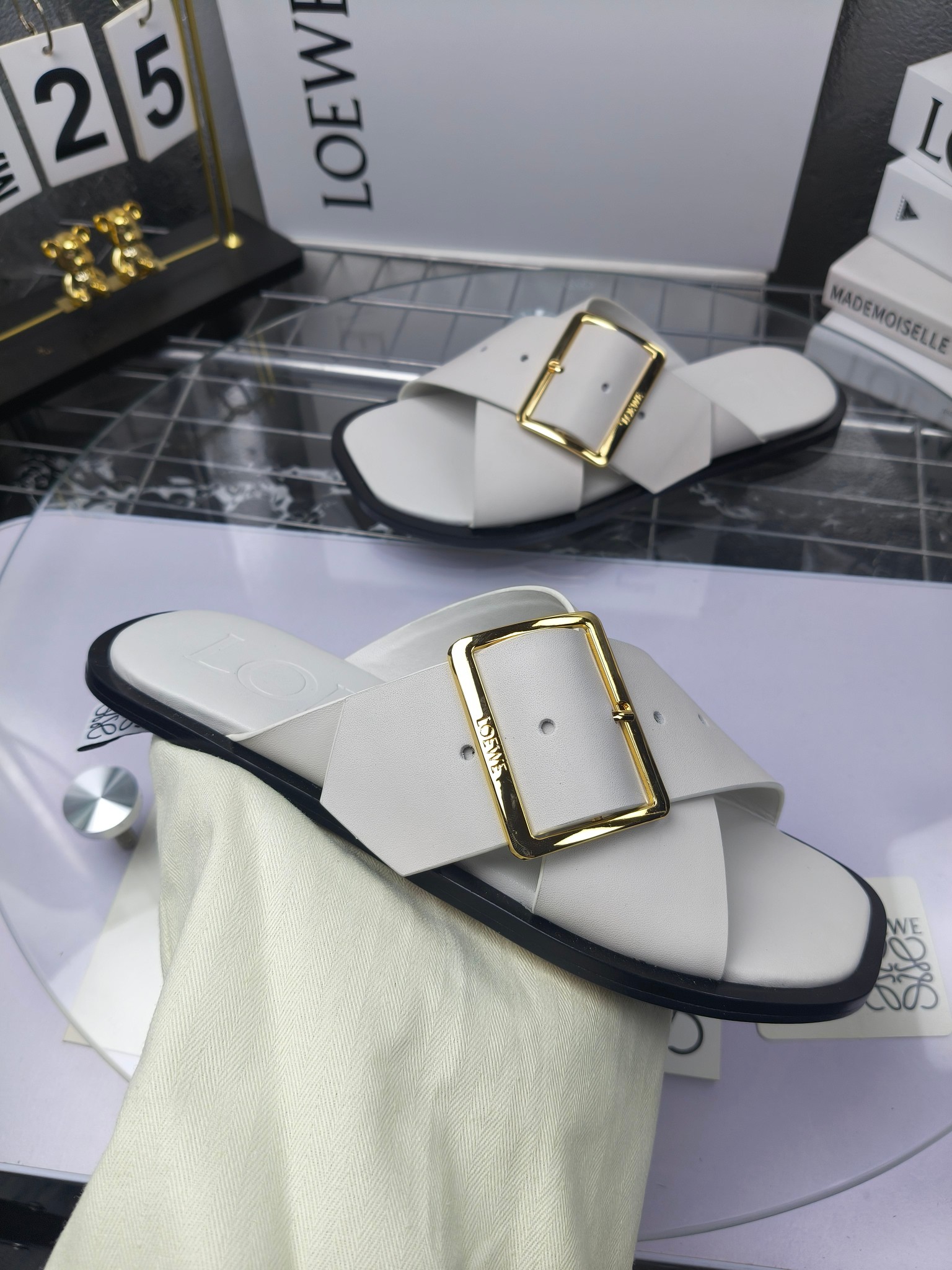 LOEWE
罗意威 25ss 春夏新品 交叉 方扣 拖鞋 疯狂种草简约设计感觉更干净优雅
罗意威25ss早春新品网红时尚拖鞋
出210
全网最快购入原版开发,穿几年不过时的,超级经典系列,网红最热爱的打卡神鞋,最快出货,独家原版一比一开模,所有材料,细节根zp原版无差别,请认准高市场上最高版本……
面料:小牛皮
内里:羊皮
垫脚:羊皮包裹中底
大底:意大利真皮注塑大底
包装:原版全套包装
码数:35-40(40.41不支持退换)