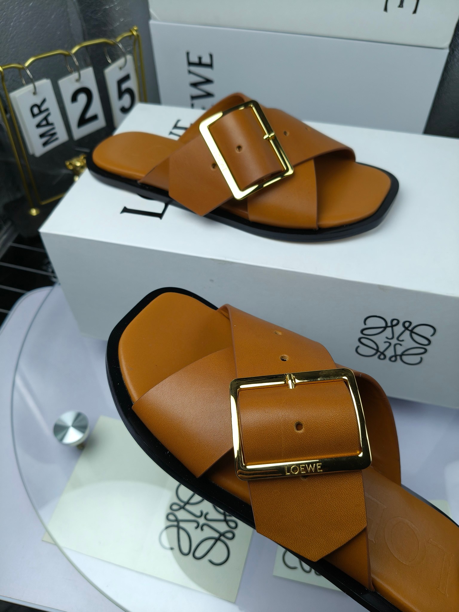 LOEWE
罗意威 25ss 春夏新品 交叉 方扣 拖鞋 疯狂种草简约设计感觉更干净优雅
罗意威25ss早春新品网红时尚拖鞋
出210
全网最快购入原版开发,穿几年不过时的,超级经典系列,网红最热爱的打卡神鞋,最快出货,独家原版一比一开模,所有材料,细节根zp原版无差别,请认准高市场上最高版本……
面料:小牛皮
内里:羊皮
垫脚:羊皮包裹中底
大底:意大利真皮注塑大底
包装:原版全套包装
码数:35-40(40.41不支持退换)