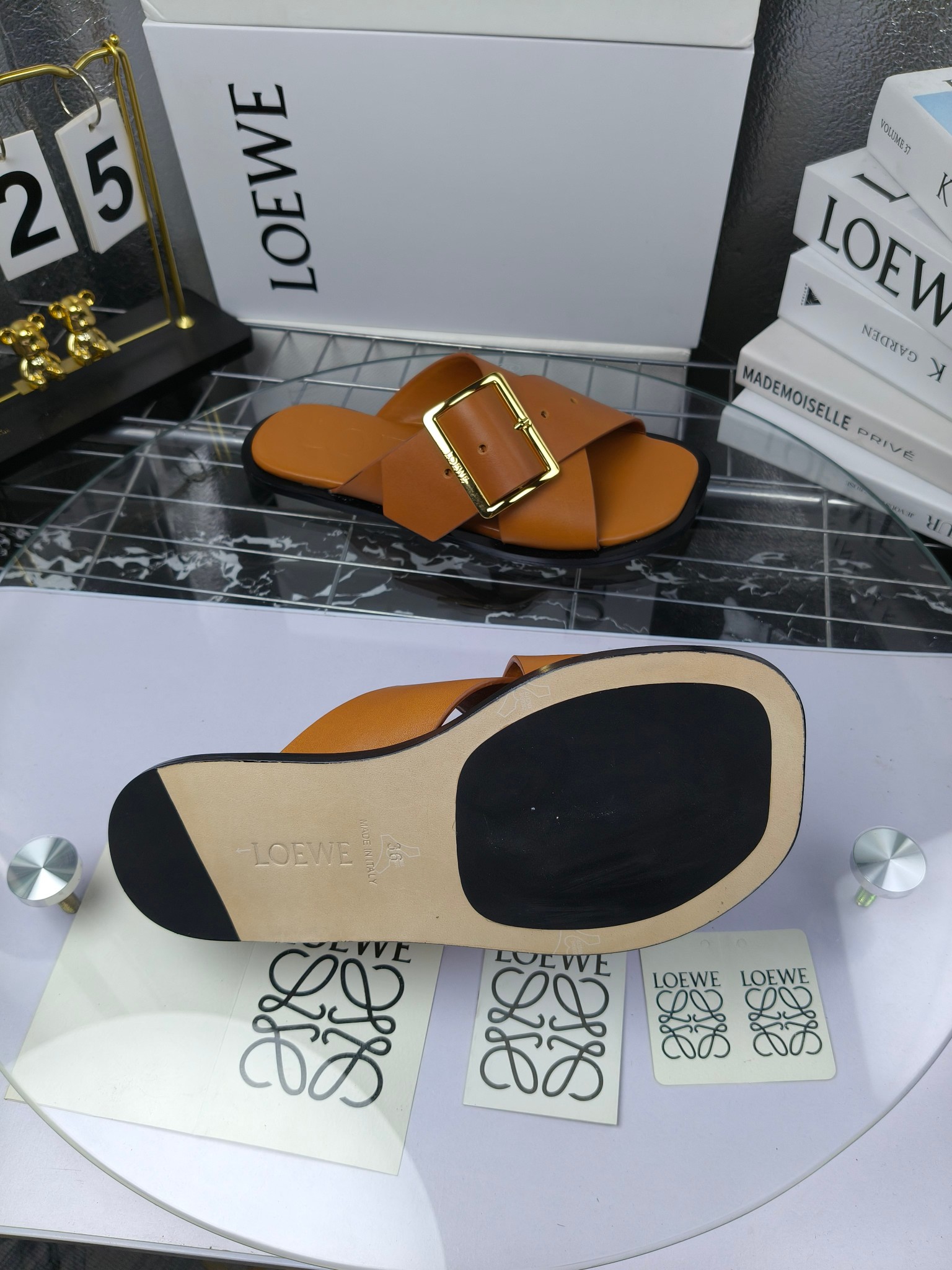 LOEWE
罗意威 25ss 春夏新品 交叉 方扣 拖鞋 疯狂种草简约设计感觉更干净优雅
罗意威25ss早春新品网红时尚拖鞋
出210
全网最快购入原版开发,穿几年不过时的,超级经典系列,网红最热爱的打卡神鞋,最快出货,独家原版一比一开模,所有材料,细节根zp原版无差别,请认准高市场上最高版本……
面料:小牛皮
内里:羊皮
垫脚:羊皮包裹中底
大底:意大利真皮注塑大底
包装:原版全套包装
码数:35-40(40.41不支持退换)