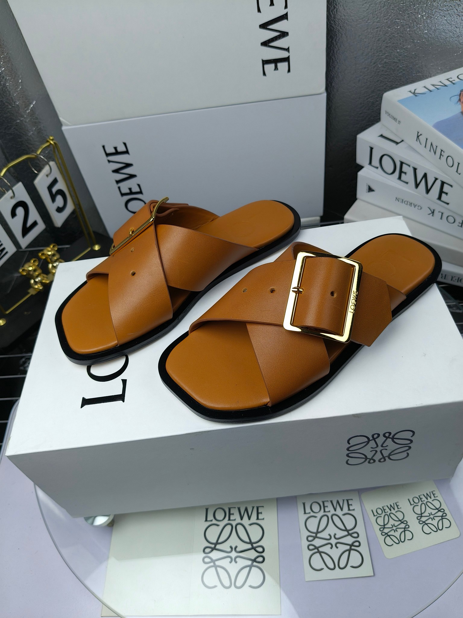 LOEWE
罗意威 25ss 春夏新品 交叉 方扣 拖鞋 疯狂种草简约设计感觉更干净优雅
罗意威25ss早春新品网红时尚拖鞋
出210
全网最快购入原版开发,穿几年不过时的,超级经典系列,网红最热爱的打卡神鞋,最快出货,独家原版一比一开模,所有材料,细节根zp原版无差别,请认准高市场上最高版本……
面料:小牛皮
内里:羊皮
垫脚:羊皮包裹中底
大底:意大利真皮注塑大底
包装:原版全套包装
码数:35-40(40.41不支持退换)
