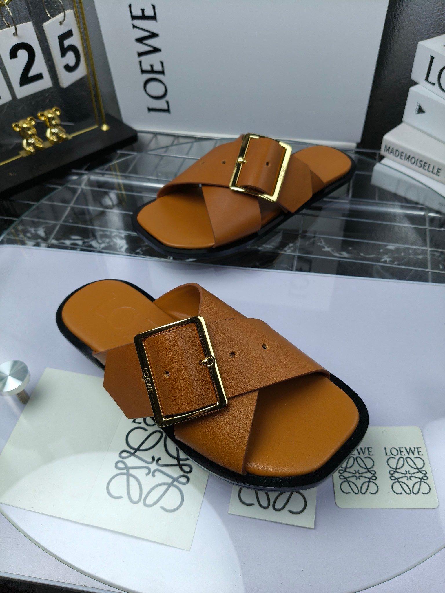 LOEWE
罗意威 25ss 春夏新品 交叉 方扣 拖鞋 疯狂种草简约设计感觉更干净优雅
罗意威25ss早春新品网红时尚拖鞋
出210
全网最快购入原版开发,穿几年不过时的,超级经典系列,网红最热爱的打卡神鞋,最快出货,独家原版一比一开模,所有材料,细节根zp原版无差别,请认准高市场上最高版本……
面料:小牛皮
内里:羊皮
垫脚:羊皮包裹中底
大底:意大利真皮注塑大底
包装:原版全套包装
码数:35-40(40.41不支持退换)