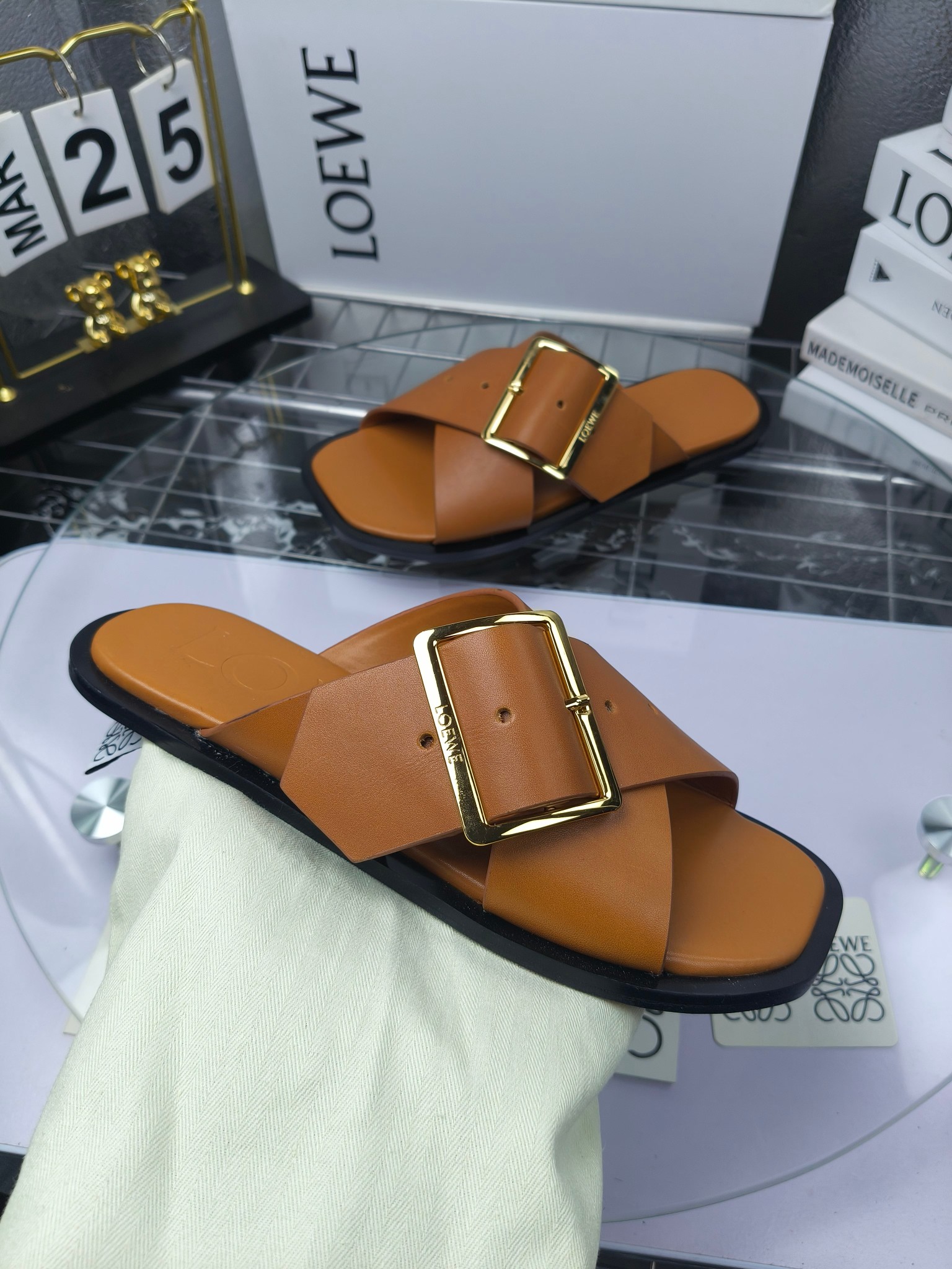 LOEWE
罗意威 25ss 春夏新品 交叉 方扣 拖鞋 疯狂种草简约设计感觉更干净优雅
罗意威25ss早春新品网红时尚拖鞋
出210
全网最快购入原版开发,穿几年不过时的,超级经典系列,网红最热爱的打卡神鞋,最快出货,独家原版一比一开模,所有材料,细节根zp原版无差别,请认准高市场上最高版本……
面料:小牛皮
内里:羊皮
垫脚:羊皮包裹中底
大底:意大利真皮注塑大底
包装:原版全套包装
码数:35-40(40.41不支持退换)