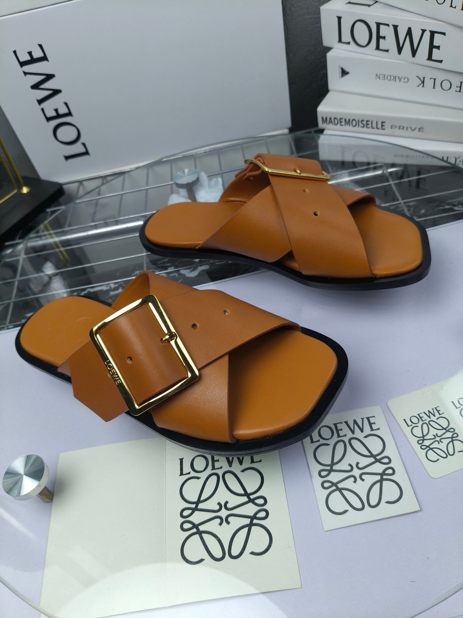 LOEWE
罗意威 25ss 春夏新品 交叉 方扣 拖鞋 疯狂种草简约设计感觉更干净优雅
罗意威25ss早春新品网红时尚拖鞋
出210
全网最快购入原版开发,穿几年不过时的,超级经典系列,网红最热爱的打卡神鞋,最快出货,独家原版一比一开模,所有材料,细节根zp原版无差别,请认准高市场上最高版本……
面料:小牛皮
内里:羊皮
垫脚:羊皮包裹中底
大底:意大利真皮注塑大底
包装:原版全套包装
码数:35-40(40.41不支持退换)
