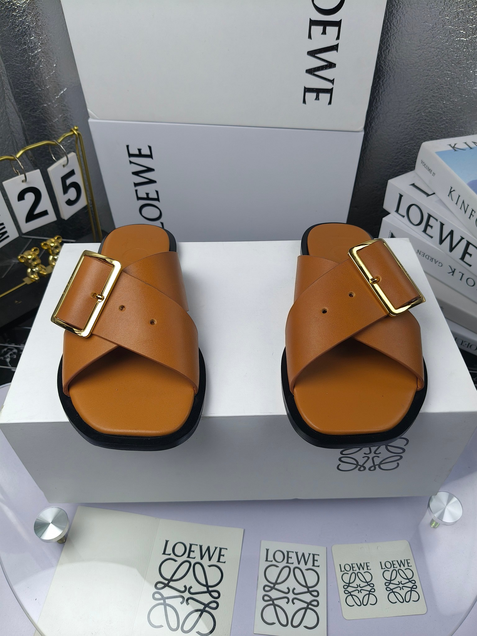 LOEWE
罗意威 25ss 春夏新品 交叉 方扣 拖鞋 疯狂种草简约设计感觉更干净优雅
罗意威25ss早春新品网红时尚拖鞋
出210
全网最快购入原版开发,穿几年不过时的,超级经典系列,网红最热爱的打卡神鞋,最快出货,独家原版一比一开模,所有材料,细节根zp原版无差别,请认准高市场上最高版本……
面料:小牛皮
内里:羊皮
垫脚:羊皮包裹中底
大底:意大利真皮注塑大底
包装:原版全套包装
码数:35-40(40.41不支持退换)