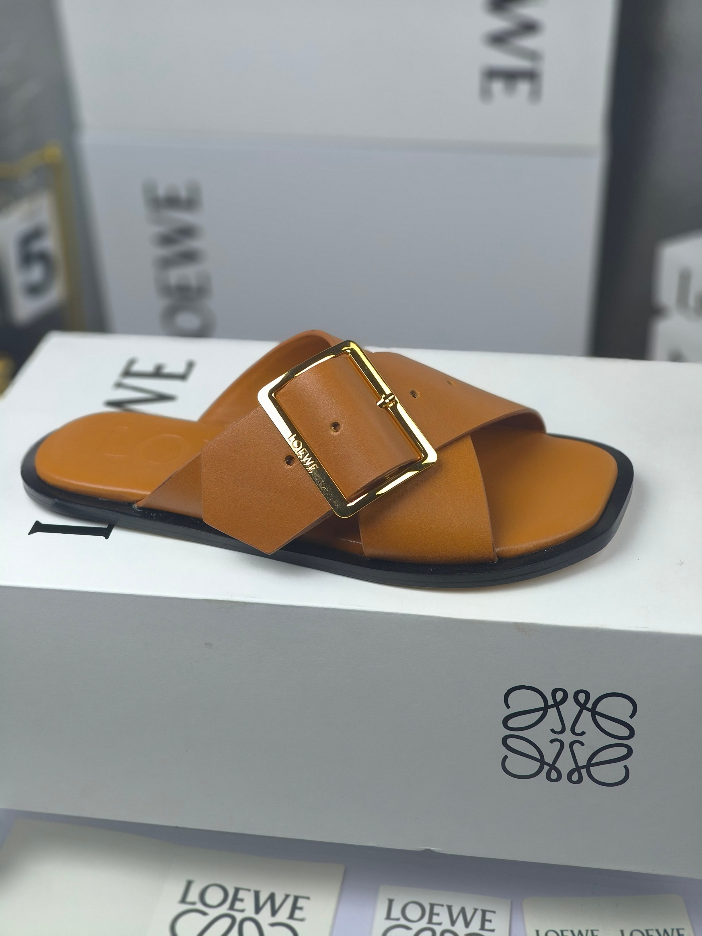 LOEWE
罗意威 25ss 春夏新品 交叉 方扣 拖鞋 疯狂种草简约设计感觉更干净优雅
罗意威25ss早春新品网红时尚拖鞋
出210
全网最快购入原版开发,穿几年不过时的,超级经典系列,网红最热爱的打卡神鞋,最快出货,独家原版一比一开模,所有材料,细节根zp原版无差别,请认准高市场上最高版本……
面料:小牛皮
内里:羊皮
垫脚:羊皮包裹中底
大底:意大利真皮注塑大底
包装:原版全套包装
码数:35-40(40.41不支持退换)