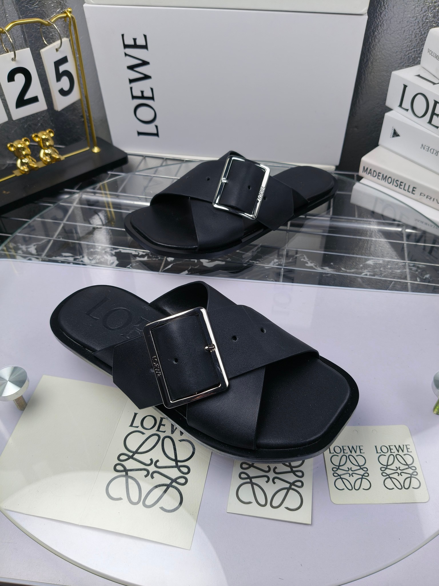 LOEWE
罗意威 25ss 春夏新品 交叉 方扣 拖鞋 疯狂种草简约设计感觉更干净优雅
罗意威25ss早春新品网红时尚拖鞋
出210
全网最快购入原版开发,穿几年不过时的,超级经典系列,网红最热爱的打卡神鞋,最快出货,独家原版一比一开模,所有材料,细节根zp原版无差别,请认准高市场上最高版本……
面料:小牛皮
内里:羊皮
垫脚:羊皮包裹中底
大底:意大利真皮注塑大底
包装:原版全套包装
码数:35-40(40.41不支持退换)
