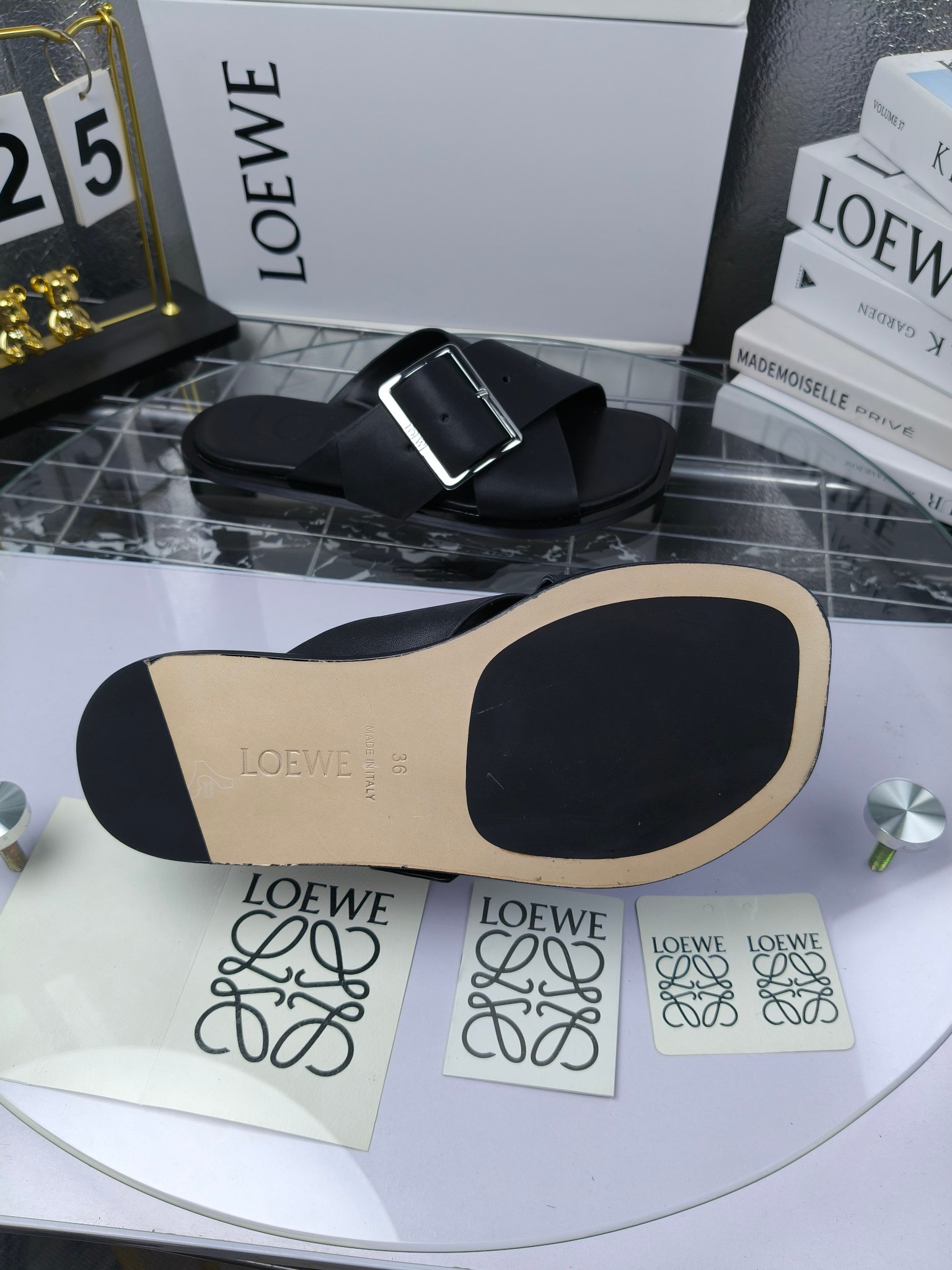 LOEWE
罗意威 25ss 春夏新品 交叉 方扣 拖鞋 疯狂种草简约设计感觉更干净优雅
罗意威25ss早春新品网红时尚拖鞋
出210
全网最快购入原版开发,穿几年不过时的,超级经典系列,网红最热爱的打卡神鞋,最快出货,独家原版一比一开模,所有材料,细节根zp原版无差别,请认准高市场上最高版本……
面料:小牛皮
内里:羊皮
垫脚:羊皮包裹中底
大底:意大利真皮注塑大底
包装:原版全套包装
码数:35-40(40.41不支持退换)