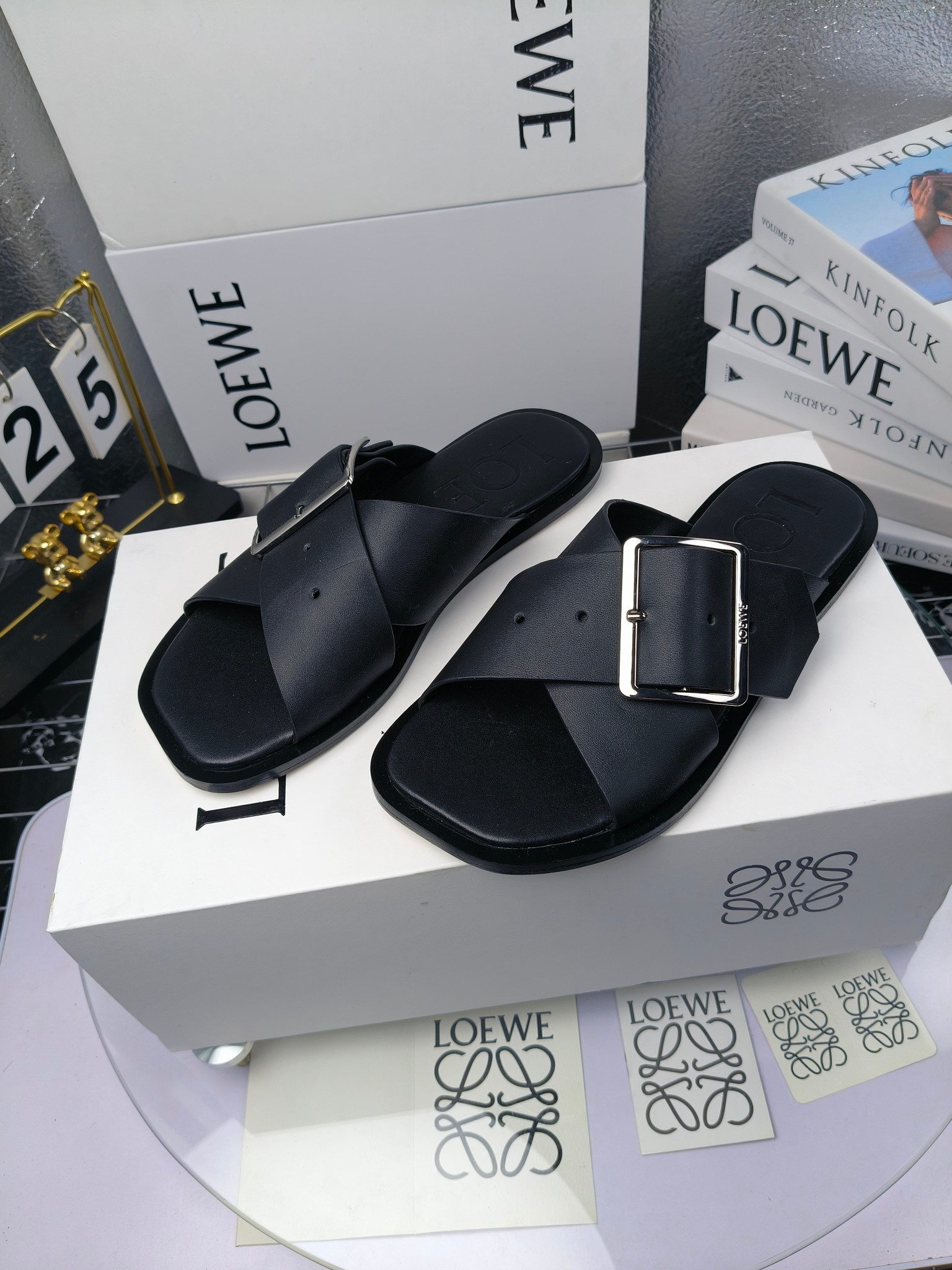 LOEWE
罗意威 25ss 春夏新品 交叉 方扣 拖鞋 疯狂种草简约设计感觉更干净优雅
罗意威25ss早春新品网红时尚拖鞋
出210
全网最快购入原版开发,穿几年不过时的,超级经典系列,网红最热爱的打卡神鞋,最快出货,独家原版一比一开模,所有材料,细节根zp原版无差别,请认准高市场上最高版本……
面料:小牛皮
内里:羊皮
垫脚:羊皮包裹中底
大底:意大利真皮注塑大底
包装:原版全套包装
码数:35-40(40.41不支持退换)