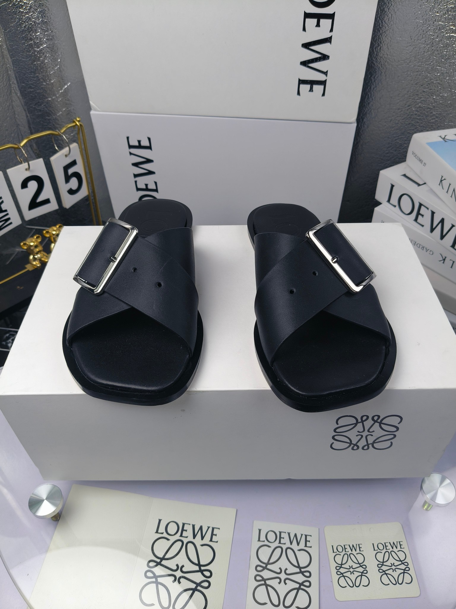 LOEWE
罗意威 25ss 春夏新品 交叉 方扣 拖鞋 疯狂种草简约设计感觉更干净优雅
罗意威25ss早春新品网红时尚拖鞋
出210
全网最快购入原版开发,穿几年不过时的,超级经典系列,网红最热爱的打卡神鞋,最快出货,独家原版一比一开模,所有材料,细节根zp原版无差别,请认准高市场上最高版本……
面料:小牛皮
内里:羊皮
垫脚:羊皮包裹中底
大底:意大利真皮注塑大底
包装:原版全套包装
码数:35-40(40.41不支持退换)