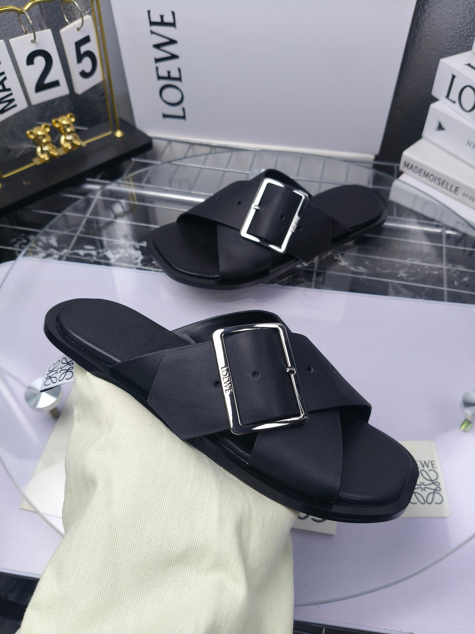 LOEWE
罗意威 25ss 春夏新品 交叉 方扣 拖鞋 疯狂种草简约设计感觉更干净优雅
罗意威25ss早春新品网红时尚拖鞋
出210
全网最快购入原版开发,穿几年不过时的,超级经典系列,网红最热爱的打卡神鞋,最快出货,独家原版一比一开模,所有材料,细节根zp原版无差别,请认准高市场上最高版本……
面料:小牛皮
内里:羊皮
垫脚:羊皮包裹中底
大底:意大利真皮注塑大底
包装:原版全套包装
码数:35-40(40.41不支持退换)