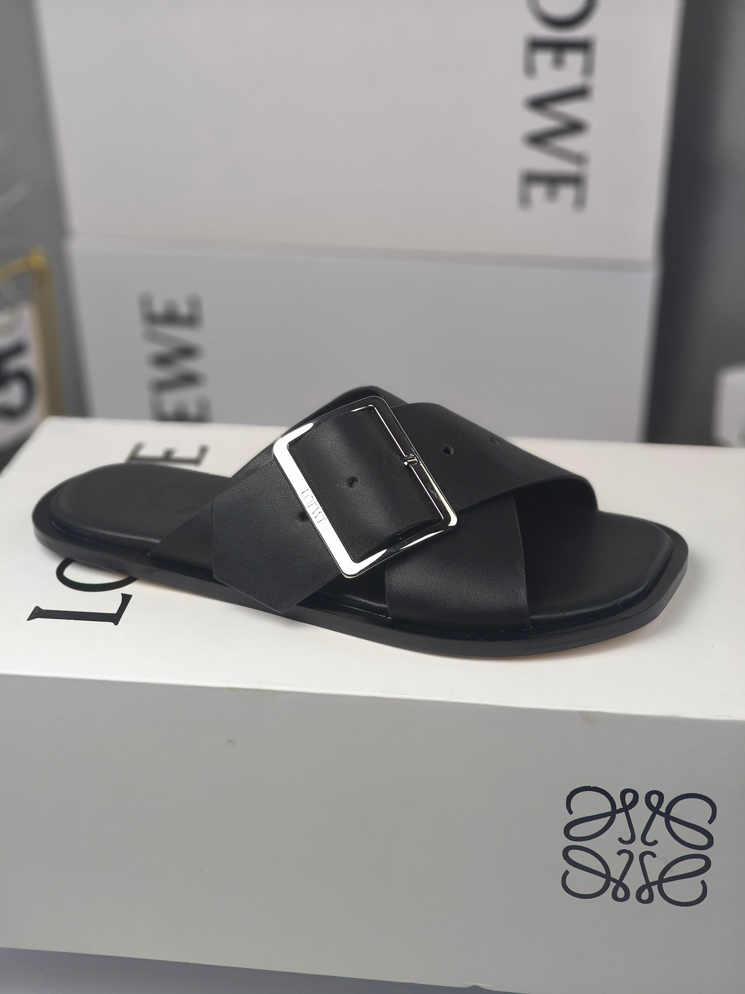 LOEWE
罗意威 25ss 春夏新品 交叉 方扣 拖鞋 疯狂种草简约设计感觉更干净优雅
罗意威25ss早春新品网红时尚拖鞋
出210
全网最快购入原版开发,穿几年不过时的,超级经典系列,网红最热爱的打卡神鞋,最快出货,独家原版一比一开模,所有材料,细节根zp原版无差别,请认准高市场上最高版本……
面料:小牛皮
内里:羊皮
垫脚:羊皮包裹中底
大底:意大利真皮注塑大底
包装:原版全套包装
码数:35-40(40.41不支持退换)