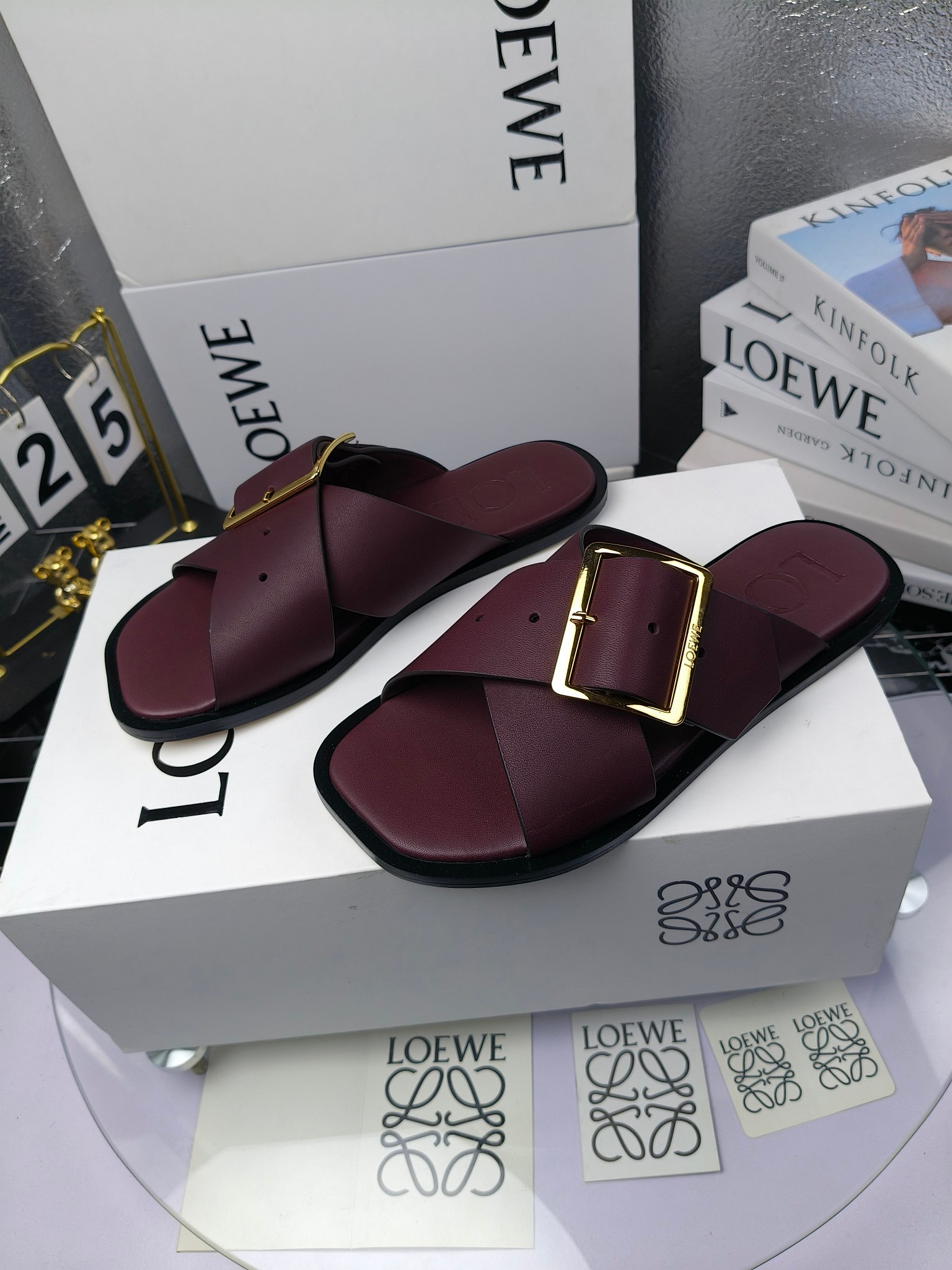 LOEWE
罗意威 25ss 春夏新品 交叉 方扣 拖鞋 疯狂种草简约设计感觉更干净优雅
罗意威25ss早春新品网红时尚拖鞋
出210
全网最快购入原版开发,穿几年不过时的,超级经典系列,网红最热爱的打卡神鞋,最快出货,独家原版一比一开模,所有材料,细节根zp原版无差别,请认准高市场上最高版本……
面料:小牛皮
内里:羊皮
垫脚:羊皮包裹中底
大底:意大利真皮注塑大底
包装:原版全套包装
码数:35-40(40.41不支持退换)