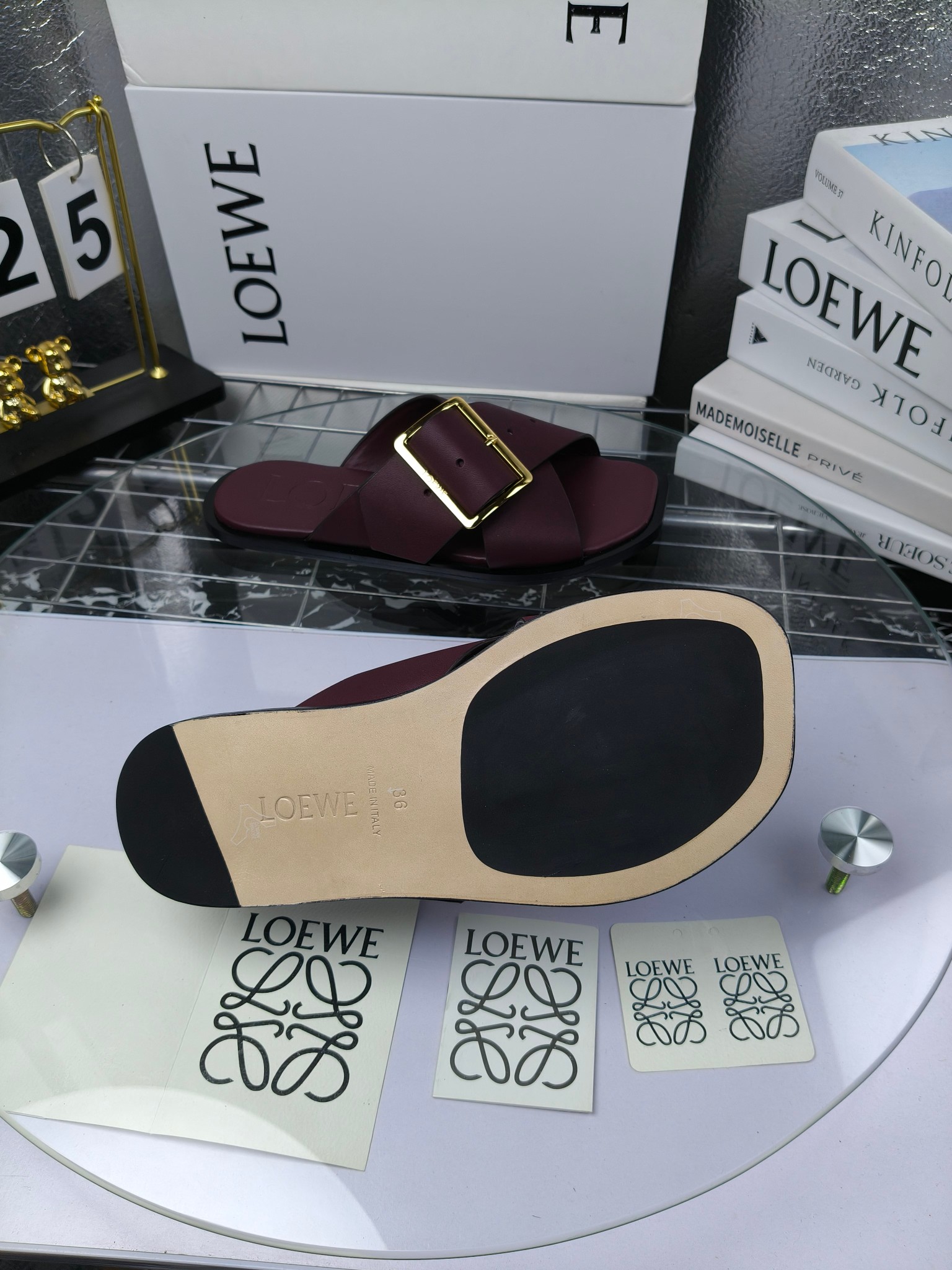 LOEWE
罗意威 25ss 春夏新品 交叉 方扣 拖鞋 疯狂种草简约设计感觉更干净优雅
罗意威25ss早春新品网红时尚拖鞋
出210
全网最快购入原版开发,穿几年不过时的,超级经典系列,网红最热爱的打卡神鞋,最快出货,独家原版一比一开模,所有材料,细节根zp原版无差别,请认准高市场上最高版本……
面料:小牛皮
内里:羊皮
垫脚:羊皮包裹中底
大底:意大利真皮注塑大底
包装:原版全套包装
码数:35-40(40.41不支持退换)