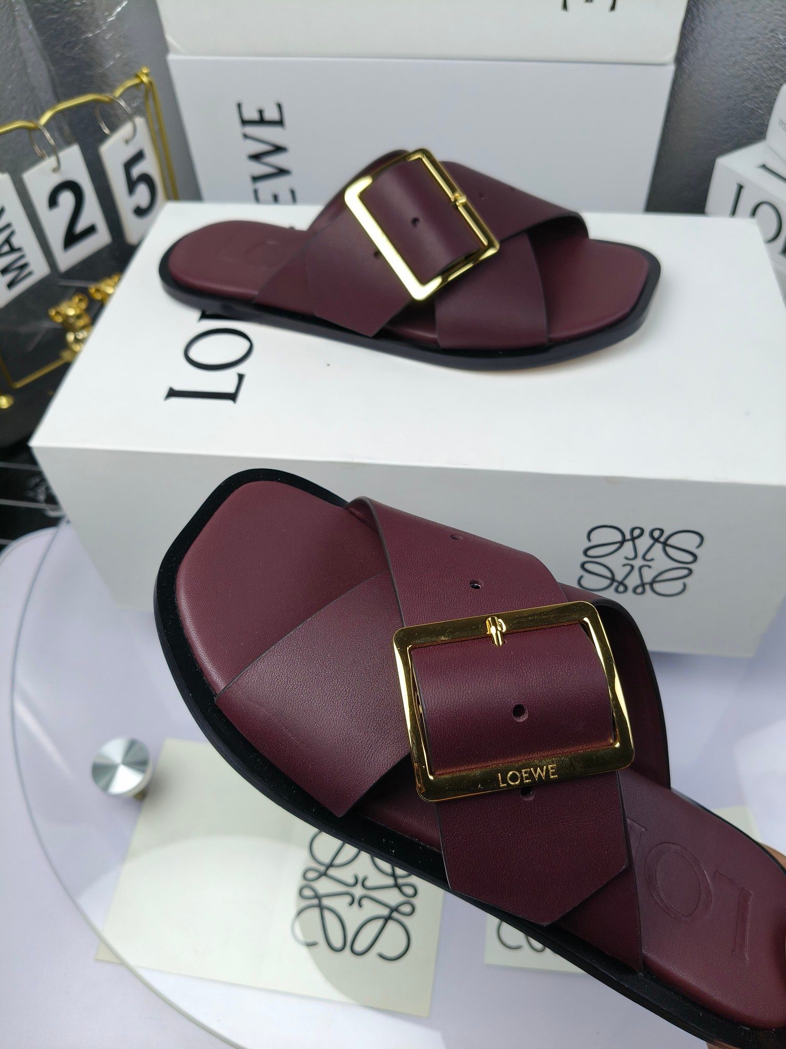 LOEWE
罗意威 25ss 春夏新品 交叉 方扣 拖鞋 疯狂种草简约设计感觉更干净优雅
罗意威25ss早春新品网红时尚拖鞋
出210
全网最快购入原版开发,穿几年不过时的,超级经典系列,网红最热爱的打卡神鞋,最快出货,独家原版一比一开模,所有材料,细节根zp原版无差别,请认准高市场上最高版本……
面料:小牛皮
内里:羊皮
垫脚:羊皮包裹中底
大底:意大利真皮注塑大底
包装:原版全套包装
码数:35-40(40.41不支持退换)