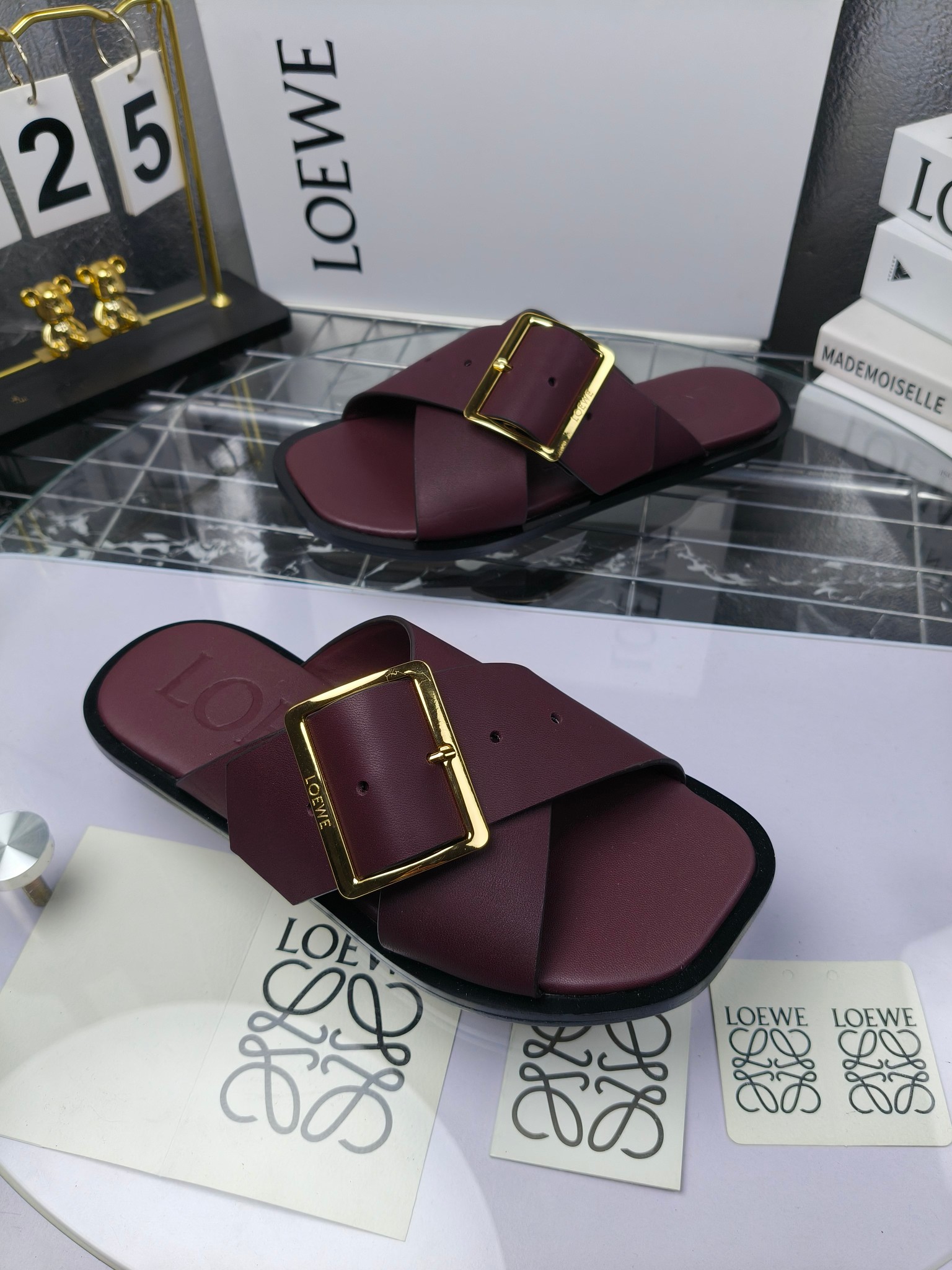 LOEWE
罗意威 25ss 春夏新品 交叉 方扣 拖鞋 疯狂种草简约设计感觉更干净优雅
罗意威25ss早春新品网红时尚拖鞋
出210
全网最快购入原版开发,穿几年不过时的,超级经典系列,网红最热爱的打卡神鞋,最快出货,独家原版一比一开模,所有材料,细节根zp原版无差别,请认准高市场上最高版本……
面料:小牛皮
内里:羊皮
垫脚:羊皮包裹中底
大底:意大利真皮注塑大底
包装:原版全套包装
码数:35-40(40.41不支持退换)
