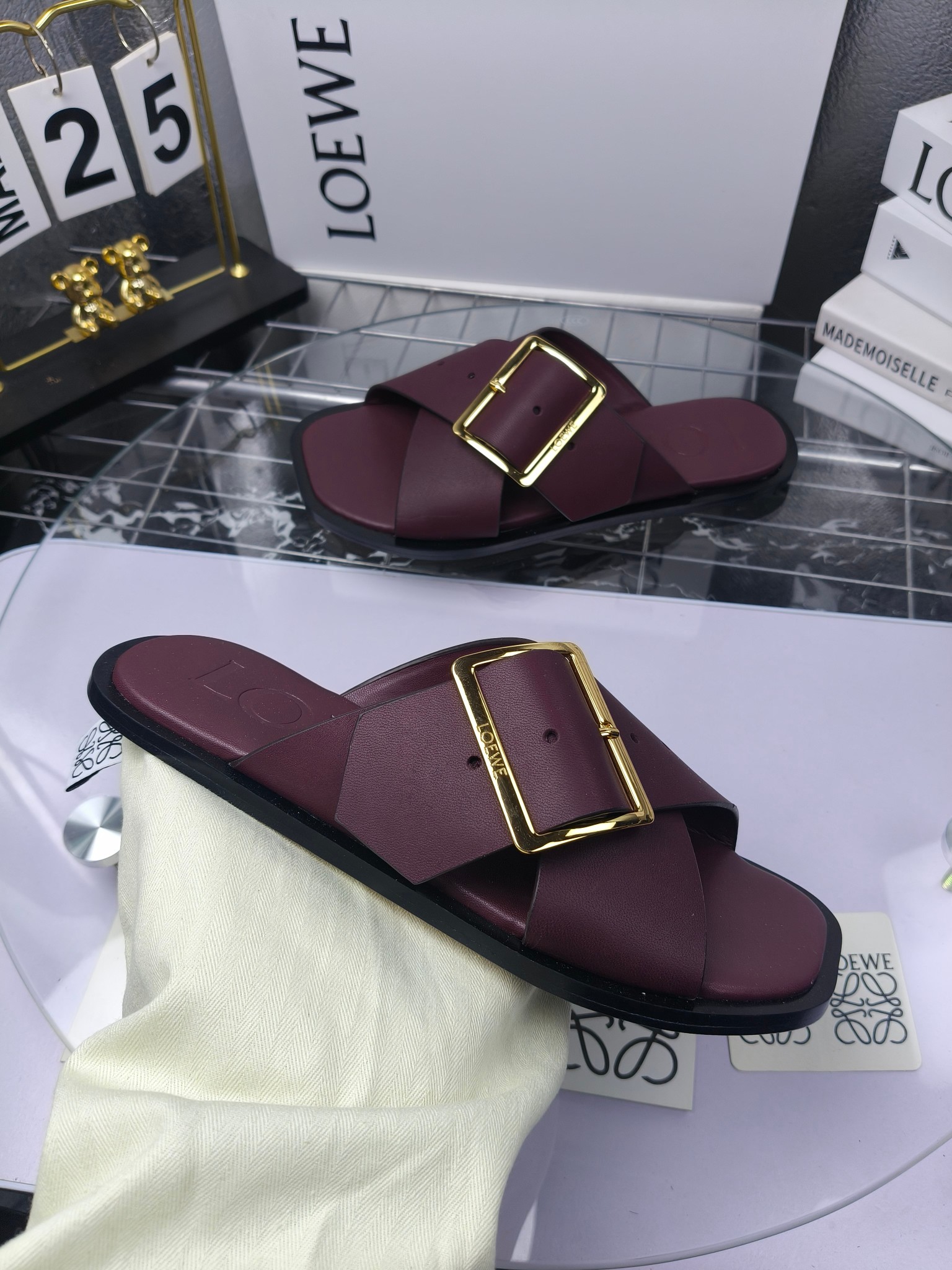 LOEWE
罗意威 25ss 春夏新品 交叉 方扣 拖鞋 疯狂种草简约设计感觉更干净优雅
罗意威25ss早春新品网红时尚拖鞋
出210
全网最快购入原版开发,穿几年不过时的,超级经典系列,网红最热爱的打卡神鞋,最快出货,独家原版一比一开模,所有材料,细节根zp原版无差别,请认准高市场上最高版本……
面料:小牛皮
内里:羊皮
垫脚:羊皮包裹中底
大底:意大利真皮注塑大底
包装:原版全套包装
码数:35-40(40.41不支持退换)
