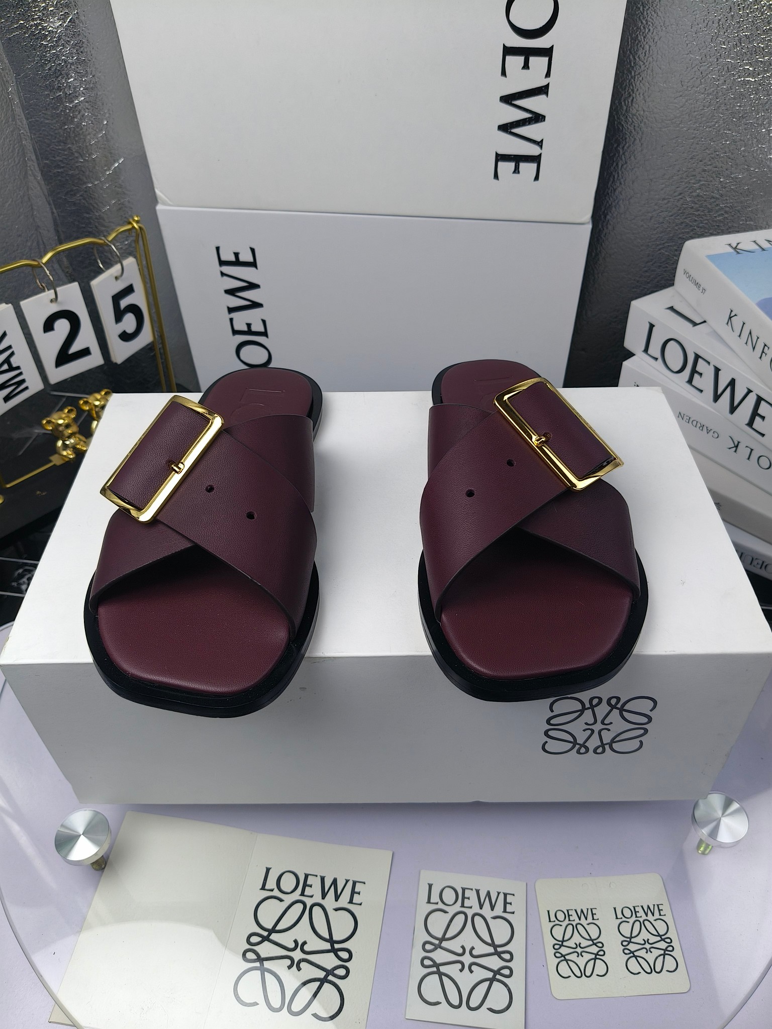 LOEWE
罗意威 25ss 春夏新品 交叉 方扣 拖鞋 疯狂种草简约设计感觉更干净优雅
罗意威25ss早春新品网红时尚拖鞋
出210
全网最快购入原版开发,穿几年不过时的,超级经典系列,网红最热爱的打卡神鞋,最快出货,独家原版一比一开模,所有材料,细节根zp原版无差别,请认准高市场上最高版本……
面料:小牛皮
内里:羊皮
垫脚:羊皮包裹中底
大底:意大利真皮注塑大底
包装:原版全套包装
码数:35-40(40.41不支持退换)