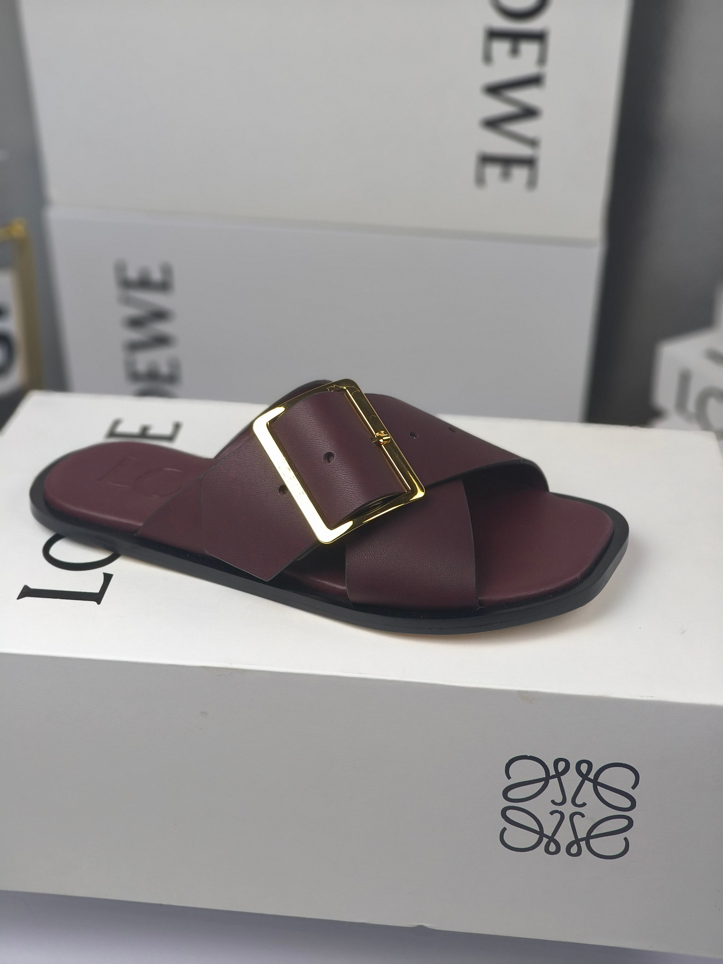 LOEWE
罗意威 25ss 春夏新品 交叉 方扣 拖鞋 疯狂种草简约设计感觉更干净优雅
罗意威25ss早春新品网红时尚拖鞋
出210
全网最快购入原版开发,穿几年不过时的,超级经典系列,网红最热爱的打卡神鞋,最快出货,独家原版一比一开模,所有材料,细节根zp原版无差别,请认准高市场上最高版本……
面料:小牛皮
内里:羊皮
垫脚:羊皮包裹中底
大底:意大利真皮注塑大底
包装:原版全套包装
码数:35-40(40.41不支持退换)