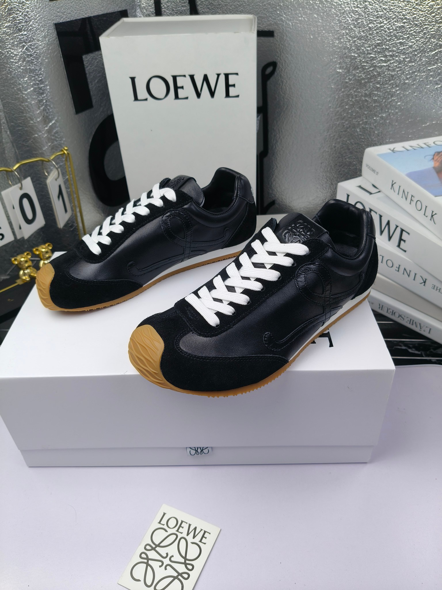 Loewe
（皮面250）
 罗意威 25ss新款巴黎时装 balletrunner 情侣款👫芭蕾运动鞋 阿甘鞋
经典一眼就爱上的！拼接的极简风格真的做到极致！实在太百搭，随便穿搭就可以很高级，很轻便，逛街暴走无压力！
上脚无敌舒适，轻盈无负重感，出街真的爱了！不打脚还有点小增高
鞋面材质：牛皮拼接原版布料 鞋里材质：羊皮 鞋底材质：大底材质：tpu组合底，
后跟logo注塑工艺不易脱落
码数：35-45（女40 .41男38.45.46定做）