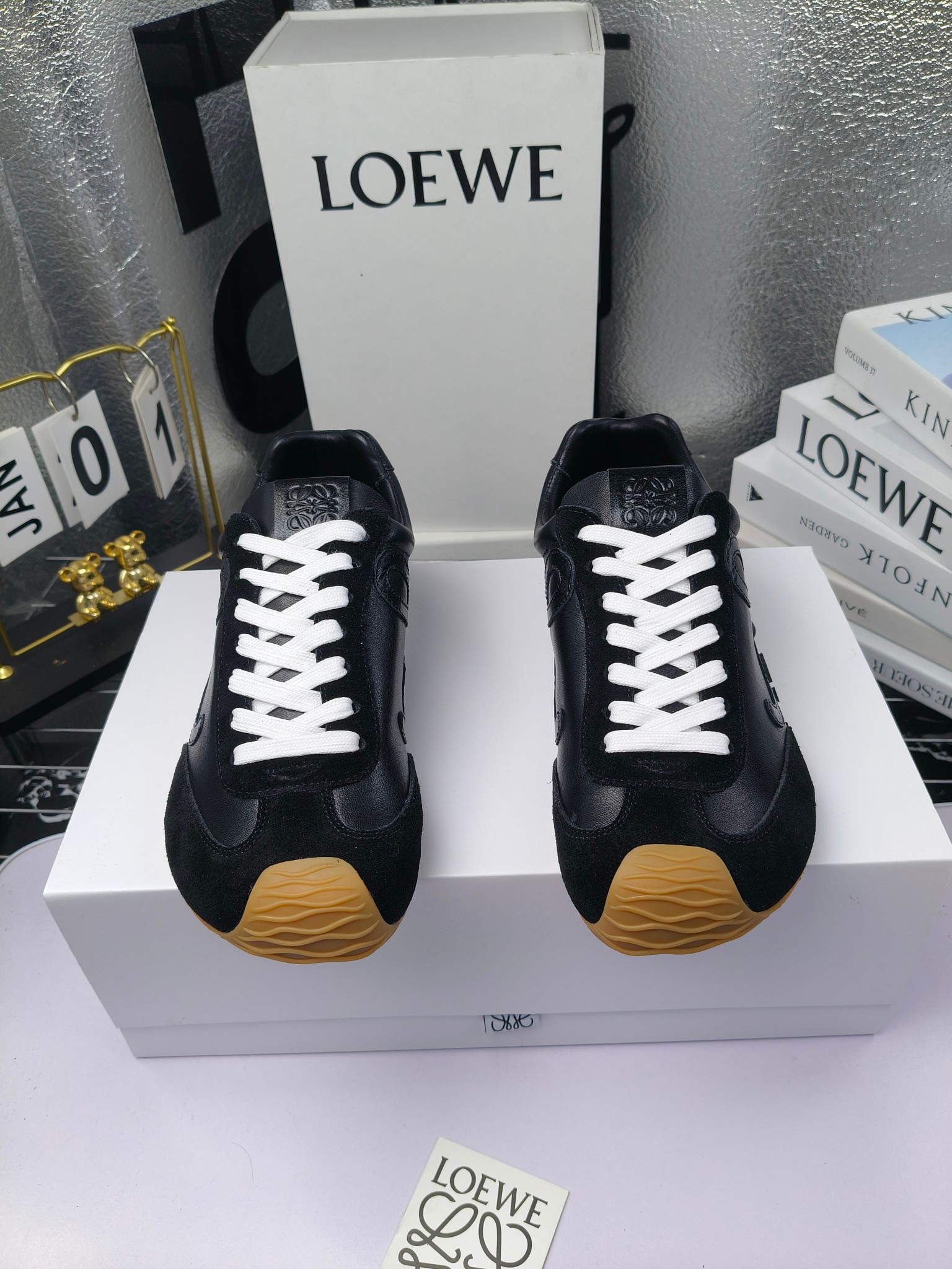 Loewe
（皮面250）
 罗意威 25ss新款巴黎时装 balletrunner 情侣款👫芭蕾运动鞋 阿甘鞋
经典一眼就爱上的！拼接的极简风格真的做到极致！实在太百搭，随便穿搭就可以很高级，很轻便，逛街暴走无压力！
上脚无敌舒适，轻盈无负重感，出街真的爱了！不打脚还有点小增高
鞋面材质：牛皮拼接原版布料 鞋里材质：羊皮 鞋底材质：大底材质：tpu组合底，
后跟logo注塑工艺不易脱落
码数：35-45（女40 .41男38.45.46定做）