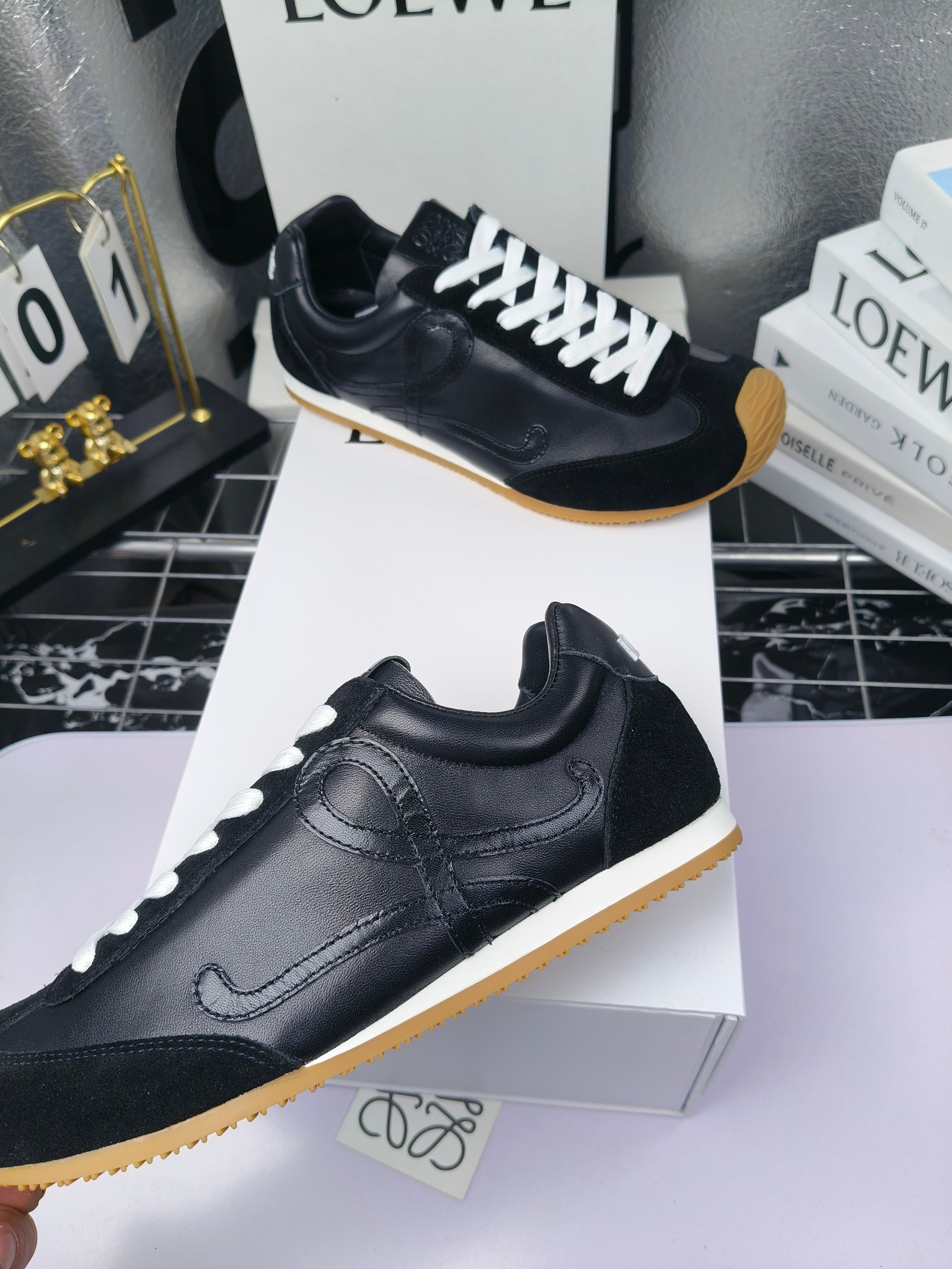 Loewe
（皮面250）
 罗意威 25ss新款巴黎时装 balletrunner 情侣款👫芭蕾运动鞋 阿甘鞋
经典一眼就爱上的！拼接的极简风格真的做到极致！实在太百搭，随便穿搭就可以很高级，很轻便，逛街暴走无压力！
上脚无敌舒适，轻盈无负重感，出街真的爱了！不打脚还有点小增高
鞋面材质：牛皮拼接原版布料 鞋里材质：羊皮 鞋底材质：大底材质：tpu组合底，
后跟logo注塑工艺不易脱落
码数：35-45（女40 .41男38.45.46定做）
