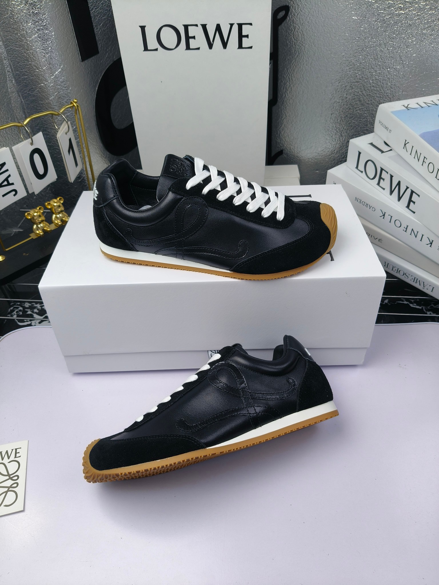 Loewe
（皮面250）
 罗意威 25ss新款巴黎时装 balletrunner 情侣款👫芭蕾运动鞋 阿甘鞋
经典一眼就爱上的！拼接的极简风格真的做到极致！实在太百搭，随便穿搭就可以很高级，很轻便，逛街暴走无压力！
上脚无敌舒适，轻盈无负重感，出街真的爱了！不打脚还有点小增高
鞋面材质：牛皮拼接原版布料 鞋里材质：羊皮 鞋底材质：大底材质：tpu组合底，
后跟logo注塑工艺不易脱落
码数：35-45（女40 .41男38.45.46定做）