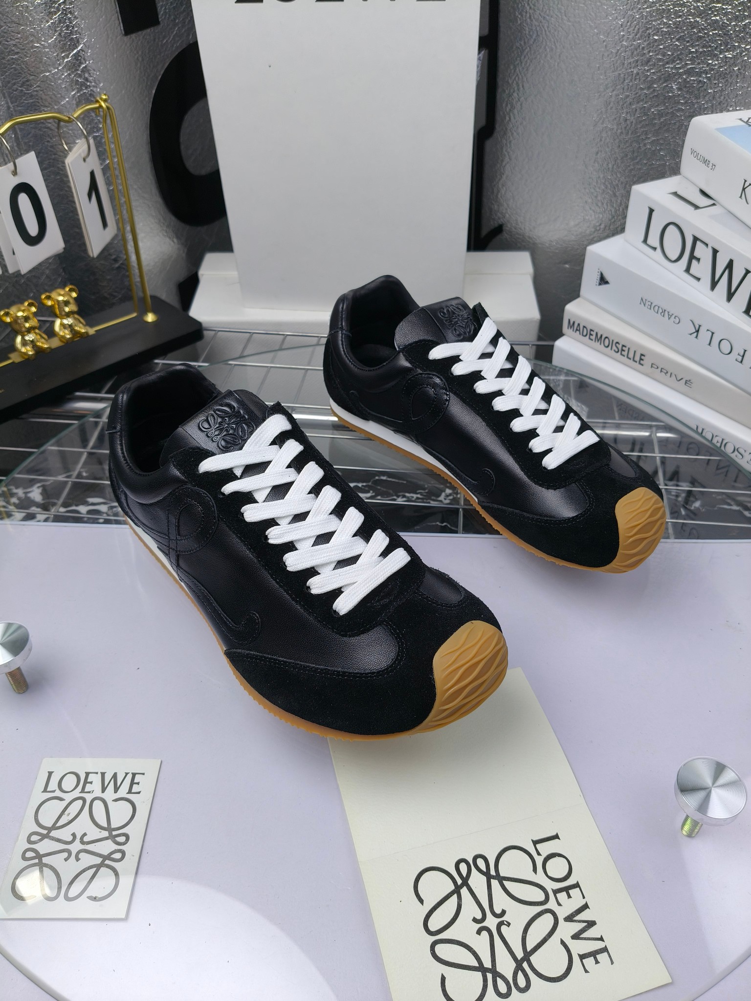 Loewe
（皮面250）
 罗意威 25ss新款巴黎时装 balletrunner 情侣款👫芭蕾运动鞋 阿甘鞋
经典一眼就爱上的！拼接的极简风格真的做到极致！实在太百搭，随便穿搭就可以很高级，很轻便，逛街暴走无压力！
上脚无敌舒适，轻盈无负重感，出街真的爱了！不打脚还有点小增高
鞋面材质：牛皮拼接原版布料 鞋里材质：羊皮 鞋底材质：大底材质：tpu组合底，
后跟logo注塑工艺不易脱落
码数：35-45（女40 .41男38.45.46定做）