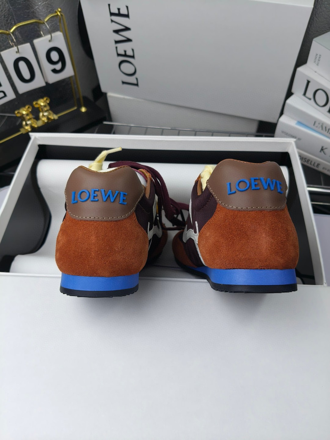 Loewe
（扣子230不带扣子220）
 罗意威 25ss新款巴黎时装 balletrunner 情侣款👫芭蕾运动鞋 阿甘鞋
经典一眼就爱上的！拼接的极简风格真的做到极致！实在太百搭，随便穿搭就可以很高级，很轻便，逛街暴走无压力！
上脚无敌舒适，轻盈无负重感，出街真的爱了！不打脚还有点小增高
鞋面材质：牛皮拼接原版布料 鞋里材质：羊皮 鞋底材质：大底材质：tpu组合底，
后跟logo注塑工艺不易脱落
码数：35-45（女40 .41男38.45.46定做）