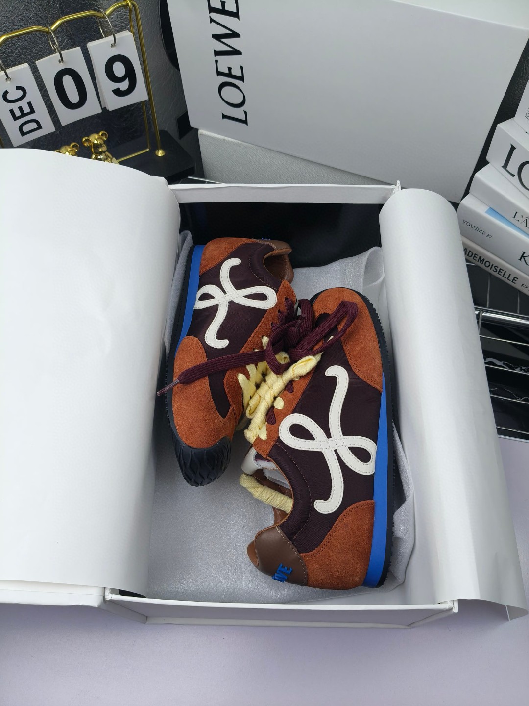 Loewe
（扣子230不带扣子220）
 罗意威 25ss新款巴黎时装 balletrunner 情侣款👫芭蕾运动鞋 阿甘鞋
经典一眼就爱上的！拼接的极简风格真的做到极致！实在太百搭，随便穿搭就可以很高级，很轻便，逛街暴走无压力！
上脚无敌舒适，轻盈无负重感，出街真的爱了！不打脚还有点小增高
鞋面材质：牛皮拼接原版布料 鞋里材质：羊皮 鞋底材质：大底材质：tpu组合底，
后跟logo注塑工艺不易脱落
码数：35-45（女40 .41男38.45.46定做）