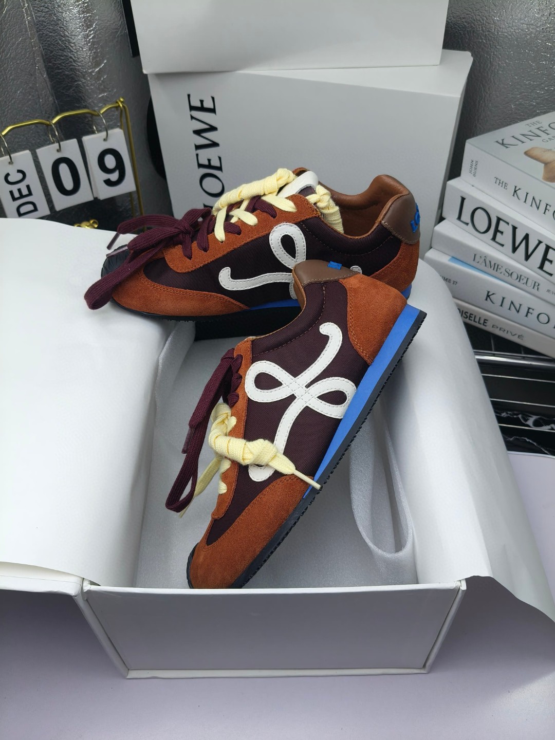 Loewe
（扣子230不带扣子220）
 罗意威 25ss新款巴黎时装 balletrunner 情侣款👫芭蕾运动鞋 阿甘鞋
经典一眼就爱上的！拼接的极简风格真的做到极致！实在太百搭，随便穿搭就可以很高级，很轻便，逛街暴走无压力！
上脚无敌舒适，轻盈无负重感，出街真的爱了！不打脚还有点小增高
鞋面材质：牛皮拼接原版布料 鞋里材质：羊皮 鞋底材质：大底材质：tpu组合底，
后跟logo注塑工艺不易脱落
码数：35-45（女40 .41男38.45.46定做）