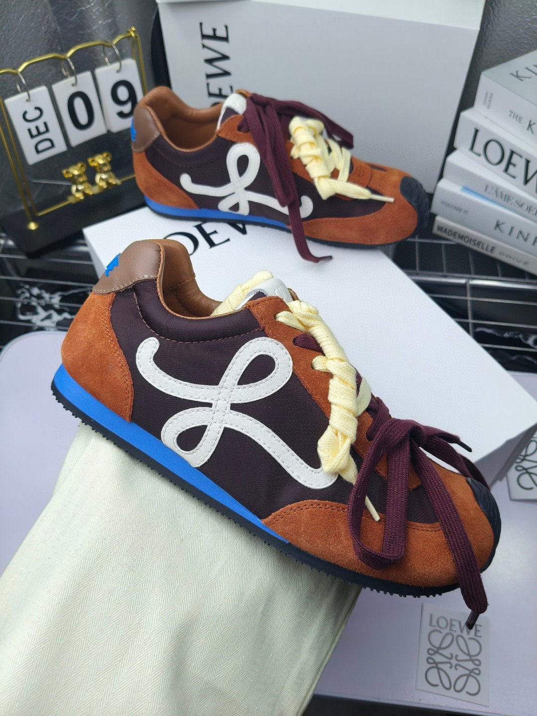 Loewe
（扣子230不带扣子220）
 罗意威 25ss新款巴黎时装 balletrunner 情侣款👫芭蕾运动鞋 阿甘鞋
经典一眼就爱上的！拼接的极简风格真的做到极致！实在太百搭，随便穿搭就可以很高级，很轻便，逛街暴走无压力！
上脚无敌舒适，轻盈无负重感，出街真的爱了！不打脚还有点小增高
鞋面材质：牛皮拼接原版布料 鞋里材质：羊皮 鞋底材质：大底材质：tpu组合底，
后跟logo注塑工艺不易脱落
码数：35-45（女40 .41男38.45.46定做）