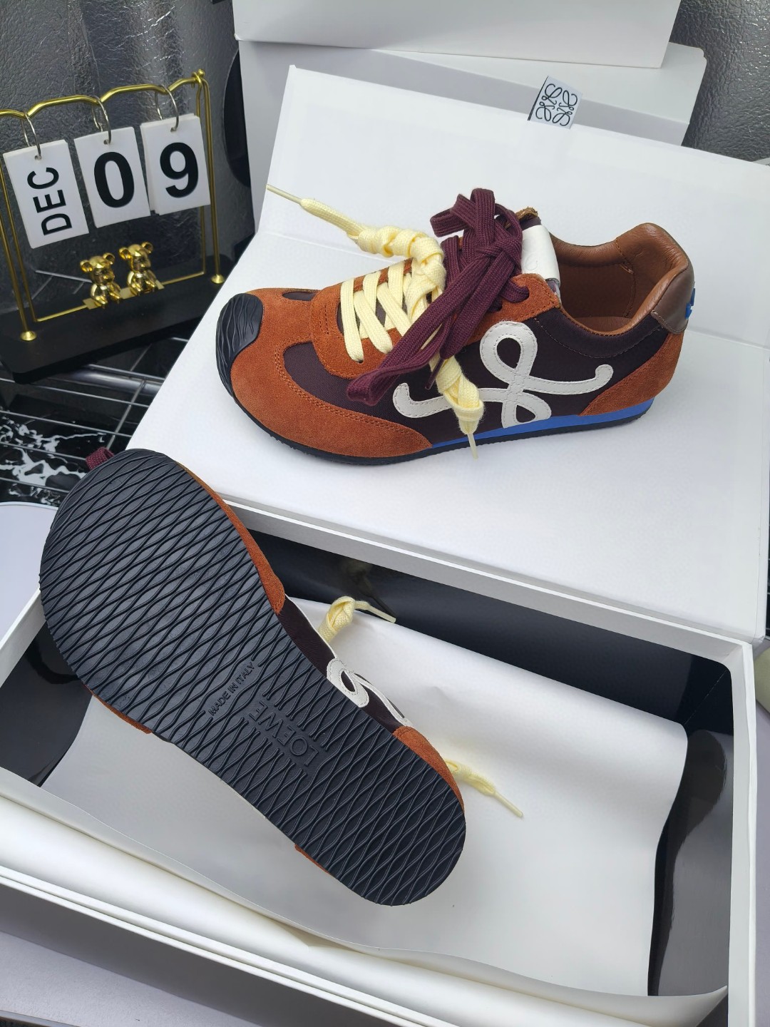 Loewe
（扣子230不带扣子220）
 罗意威 25ss新款巴黎时装 balletrunner 情侣款👫芭蕾运动鞋 阿甘鞋
经典一眼就爱上的！拼接的极简风格真的做到极致！实在太百搭，随便穿搭就可以很高级，很轻便，逛街暴走无压力！
上脚无敌舒适，轻盈无负重感，出街真的爱了！不打脚还有点小增高
鞋面材质：牛皮拼接原版布料 鞋里材质：羊皮 鞋底材质：大底材质：tpu组合底，
后跟logo注塑工艺不易脱落
码数：35-45（女40 .41男38.45.46定做）