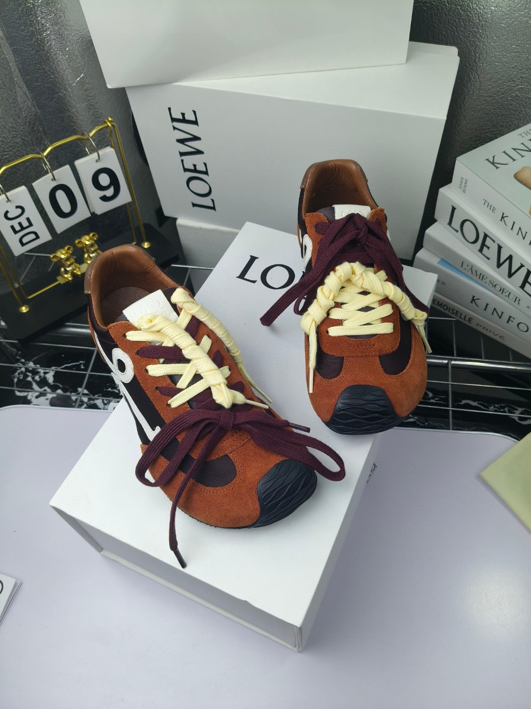 Loewe
（扣子230不带扣子220）
 罗意威 25ss新款巴黎时装 balletrunner 情侣款👫芭蕾运动鞋 阿甘鞋
经典一眼就爱上的！拼接的极简风格真的做到极致！实在太百搭，随便穿搭就可以很高级，很轻便，逛街暴走无压力！
上脚无敌舒适，轻盈无负重感，出街真的爱了！不打脚还有点小增高
鞋面材质：牛皮拼接原版布料 鞋里材质：羊皮 鞋底材质：大底材质：tpu组合底，
后跟logo注塑工艺不易脱落
码数：35-45（女40 .41男38.45.46定做）