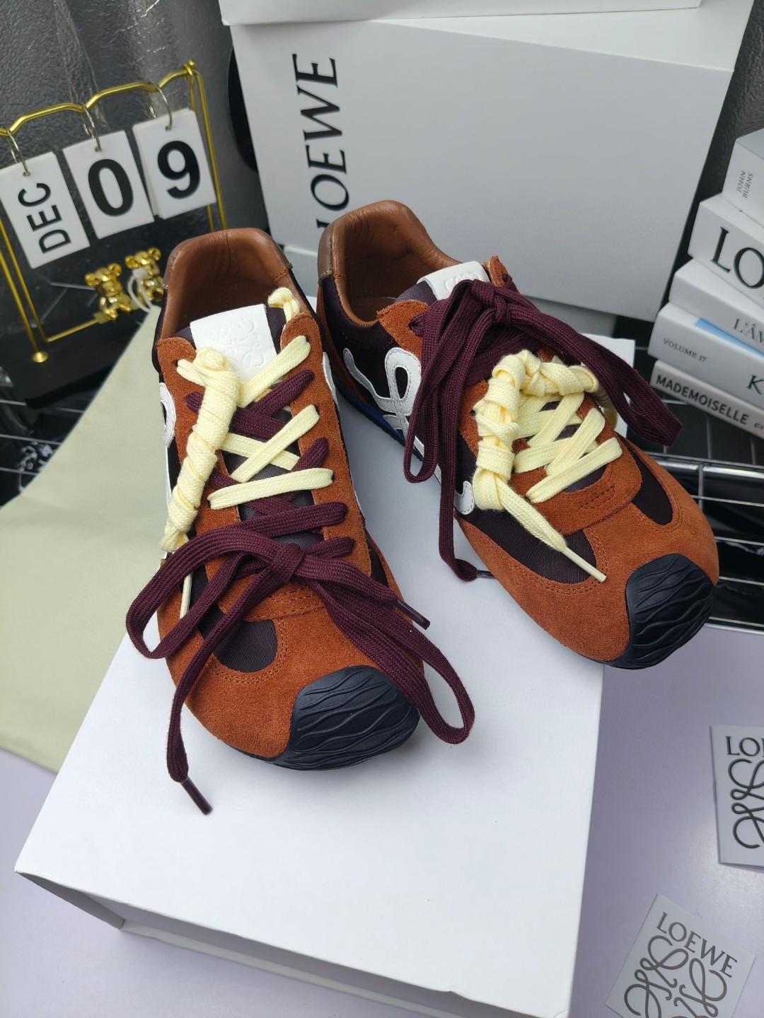 Loewe
（扣子230不带扣子220）
 罗意威 25ss新款巴黎时装 balletrunner 情侣款👫芭蕾运动鞋 阿甘鞋
经典一眼就爱上的！拼接的极简风格真的做到极致！实在太百搭，随便穿搭就可以很高级，很轻便，逛街暴走无压力！
上脚无敌舒适，轻盈无负重感，出街真的爱了！不打脚还有点小增高
鞋面材质：牛皮拼接原版布料 鞋里材质：羊皮 鞋底材质：大底材质：tpu组合底，
后跟logo注塑工艺不易脱落
码数：35-45（女40 .41男38.45.46定做）