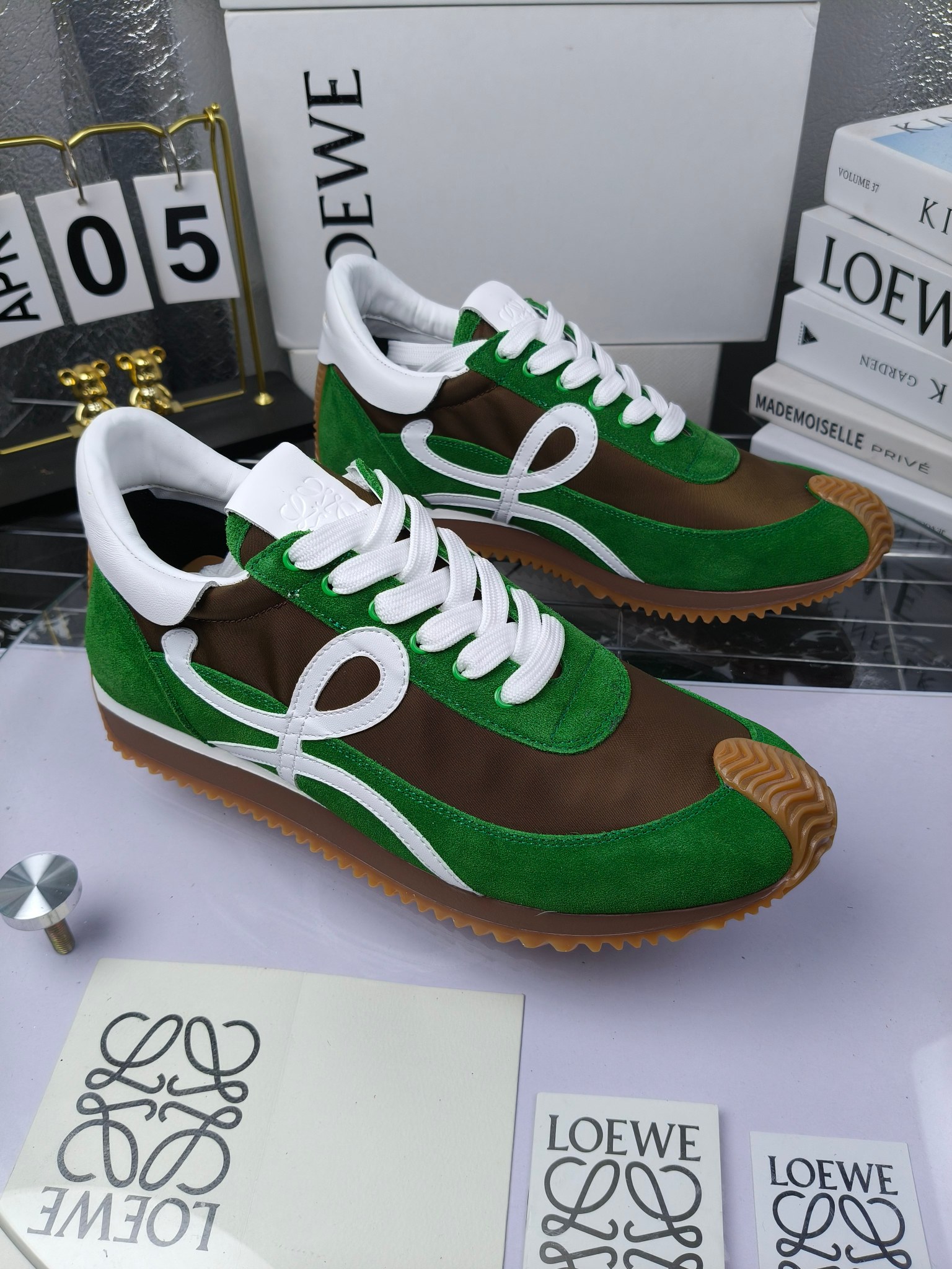 LOEWE
罗意威2023SS新款运动休闲鞋，
出220      套码大小订单私聊
易威阿甘鞋，情侣款德训鞋，运动无止境，设计大胆奢华，时尚工艺与运动精神融合创造出一款完美艺术单品⚠️
太美太好看太好穿太舒服了💕💕鞋子很轻便，逛街暴走零压力，配裙子裤子都非常百搭
国外购原板1：1开发，皮革，绒面，丝绸3种材料拼接撞色，LOEWE标志性草书字样L与鞋身完美融合，
多种颜色的拼接，给人一种强烈的视觉冲击，异常吸睛，鞋身整体线条优美，大底超软耐磨
💚鞋面采用牛反绒➕原版布料
💚舒适羊皮内里、水染牛皮垫脚
💚码数：女码35-42（41.42订做）
                 男码38-46（38.45.46订做）
