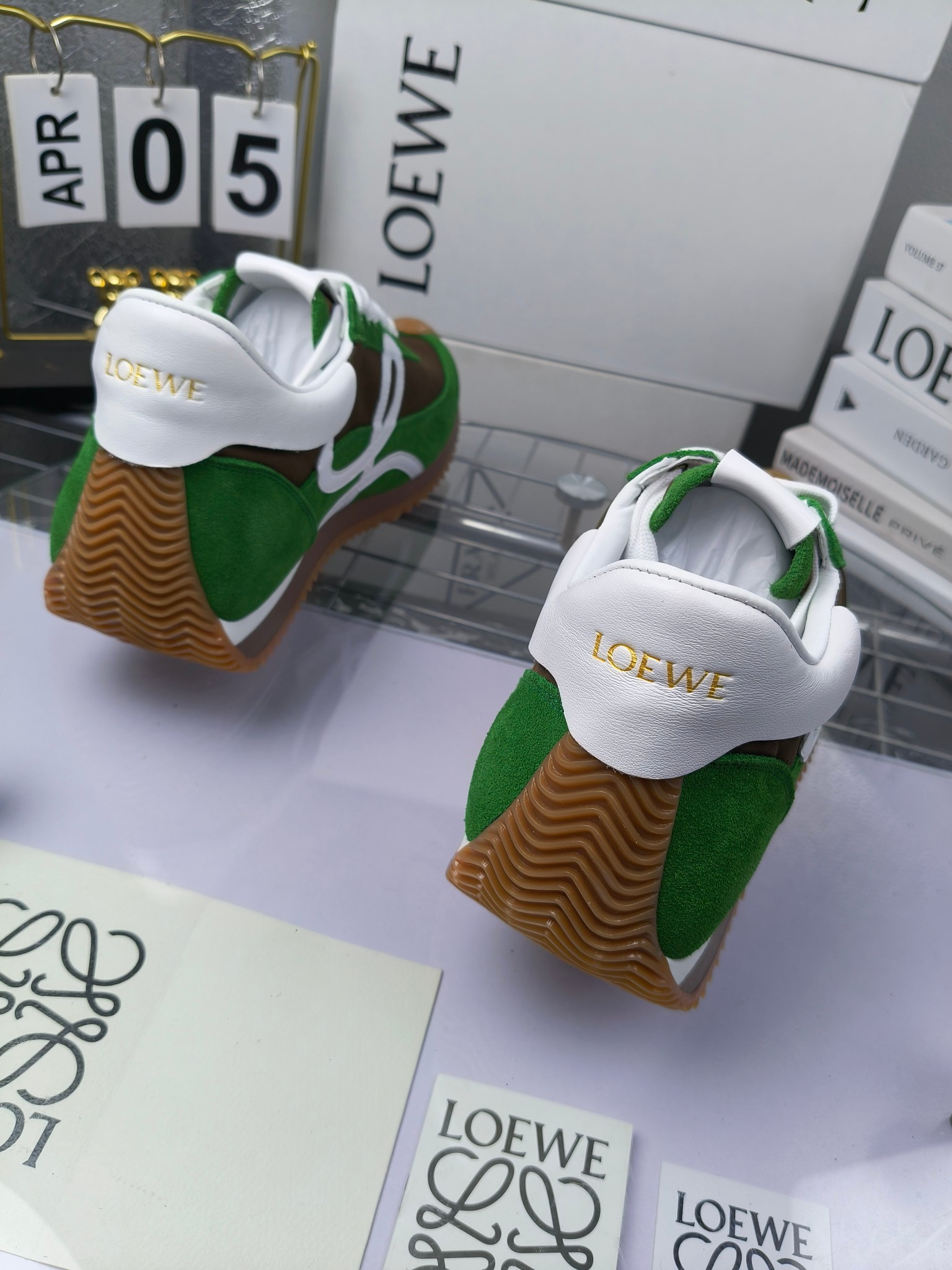 LOEWE
罗意威2023SS新款运动休闲鞋，
出220      套码大小订单私聊
易威阿甘鞋，情侣款德训鞋，运动无止境，设计大胆奢华，时尚工艺与运动精神融合创造出一款完美艺术单品⚠️
太美太好看太好穿太舒服了💕💕鞋子很轻便，逛街暴走零压力，配裙子裤子都非常百搭
国外购原板1：1开发，皮革，绒面，丝绸3种材料拼接撞色，LOEWE标志性草书字样L与鞋身完美融合，
多种颜色的拼接，给人一种强烈的视觉冲击，异常吸睛，鞋身整体线条优美，大底超软耐磨
💚鞋面采用牛反绒➕原版布料
💚舒适羊皮内里、水染牛皮垫脚
💚码数：女码35-42（41.42订做）
                 男码38-46（38.45.46订做）
