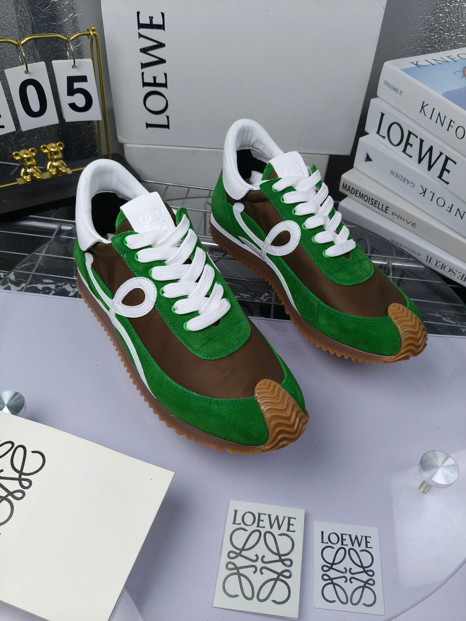 LOEWE
罗意威2023SS新款运动休闲鞋，
出220      套码大小订单私聊
易威阿甘鞋，情侣款德训鞋，运动无止境，设计大胆奢华，时尚工艺与运动精神融合创造出一款完美艺术单品⚠️
太美太好看太好穿太舒服了💕💕鞋子很轻便，逛街暴走零压力，配裙子裤子都非常百搭
国外购原板1：1开发，皮革，绒面，丝绸3种材料拼接撞色，LOEWE标志性草书字样L与鞋身完美融合，
多种颜色的拼接，给人一种强烈的视觉冲击，异常吸睛，鞋身整体线条优美，大底超软耐磨
💚鞋面采用牛反绒➕原版布料
💚舒适羊皮内里、水染牛皮垫脚
💚码数：女码35-42（41.42订做）
                 男码38-46（38.45.46订做）
