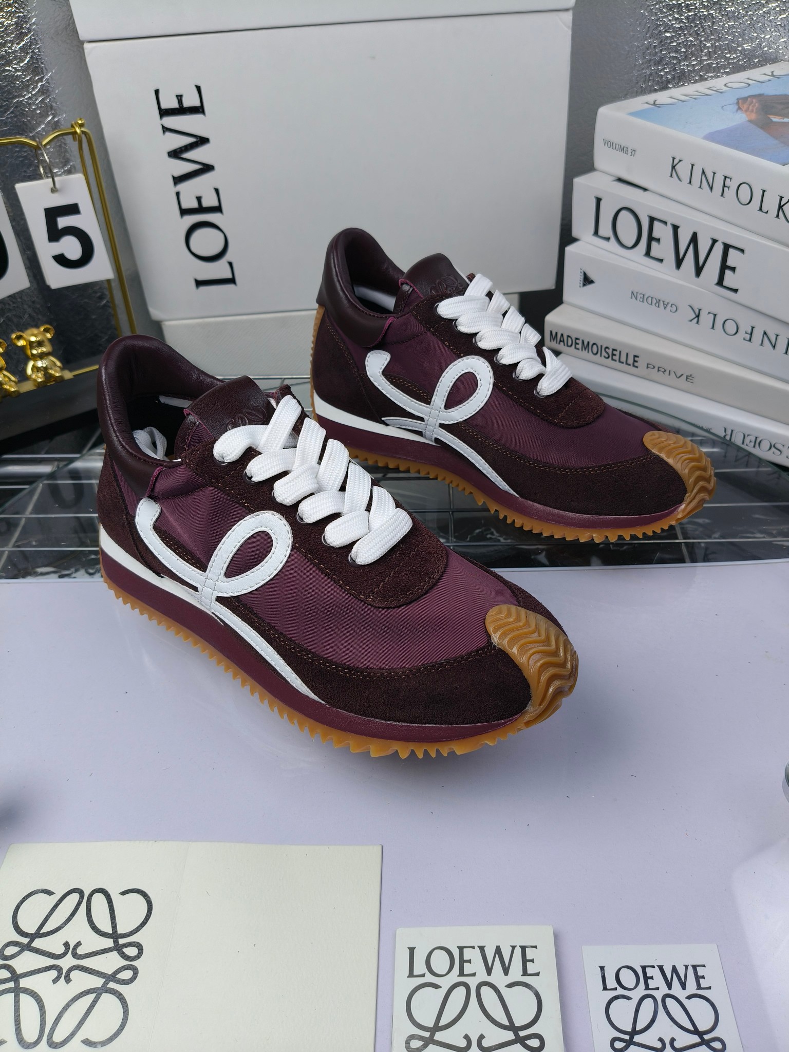 LOEWE
罗意威2023SS新款运动休闲鞋,
出220 套码大小订单私聊
易威阿甘鞋,情侣款德训鞋,运动无止境,设计大胆奢华,时尚工艺与运动精神融合创造出一款完美艺术单品⚠️
太美太好看太好穿太舒服了💕💕鞋子很轻便,逛街暴走零压力,配裙子裤子都非常百搭
国外购原板1:1开发,皮革,绒面,丝绸3种材料拼接撞色,LOEWE标志性草书字样L与鞋身完美融合,
多种颜色的拼接,给人一种强烈的视觉冲击,异常吸睛,鞋身整体线条优美,大底超软耐磨
💚鞋面采用牛反绒➕原版布料
💚舒适羊皮内里、水染牛皮垫脚
💚码数:女码35-42(41.42订做)
男码38-46(38.45.46订做)