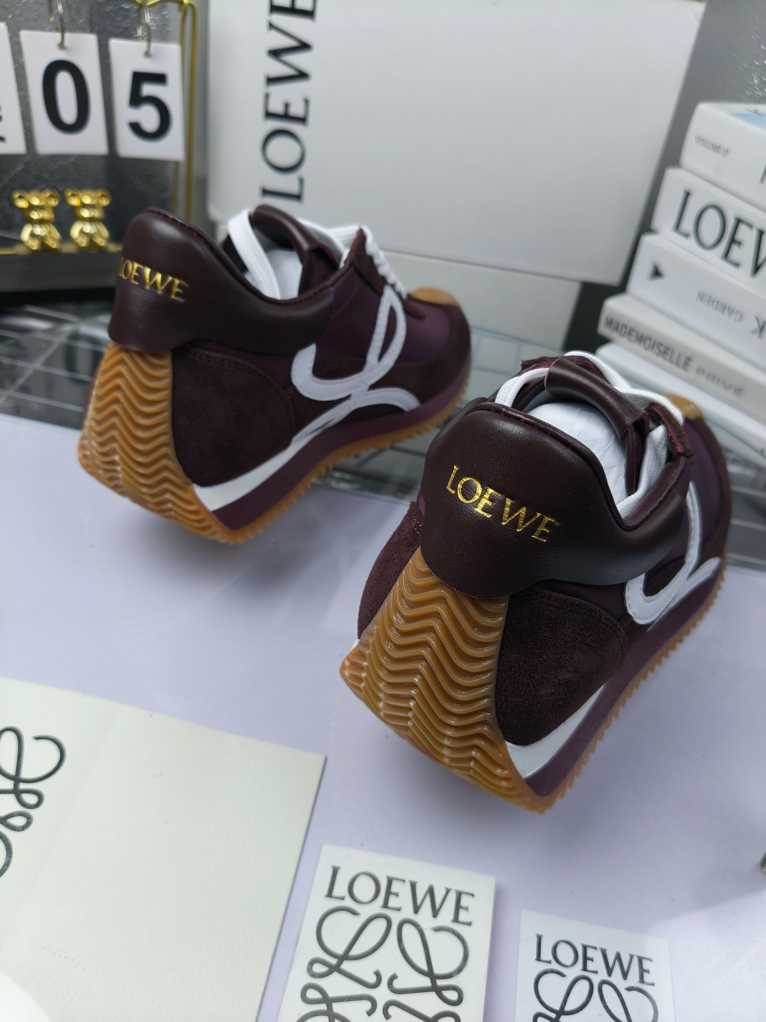 LOEWE
罗意威2023SS新款运动休闲鞋,
出220 套码大小订单私聊
易威阿甘鞋,情侣款德训鞋,运动无止境,设计大胆奢华,时尚工艺与运动精神融合创造出一款完美艺术单品⚠️
太美太好看太好穿太舒服了💕💕鞋子很轻便,逛街暴走零压力,配裙子裤子都非常百搭
国外购原板1:1开发,皮革,绒面,丝绸3种材料拼接撞色,LOEWE标志性草书字样L与鞋身完美融合,
多种颜色的拼接,给人一种强烈的视觉冲击,异常吸睛,鞋身整体线条优美,大底超软耐磨
💚鞋面采用牛反绒➕原版布料
💚舒适羊皮内里、水染牛皮垫脚
💚码数:女码35-42(41.42订做)
男码38-46(38.45.46订做)