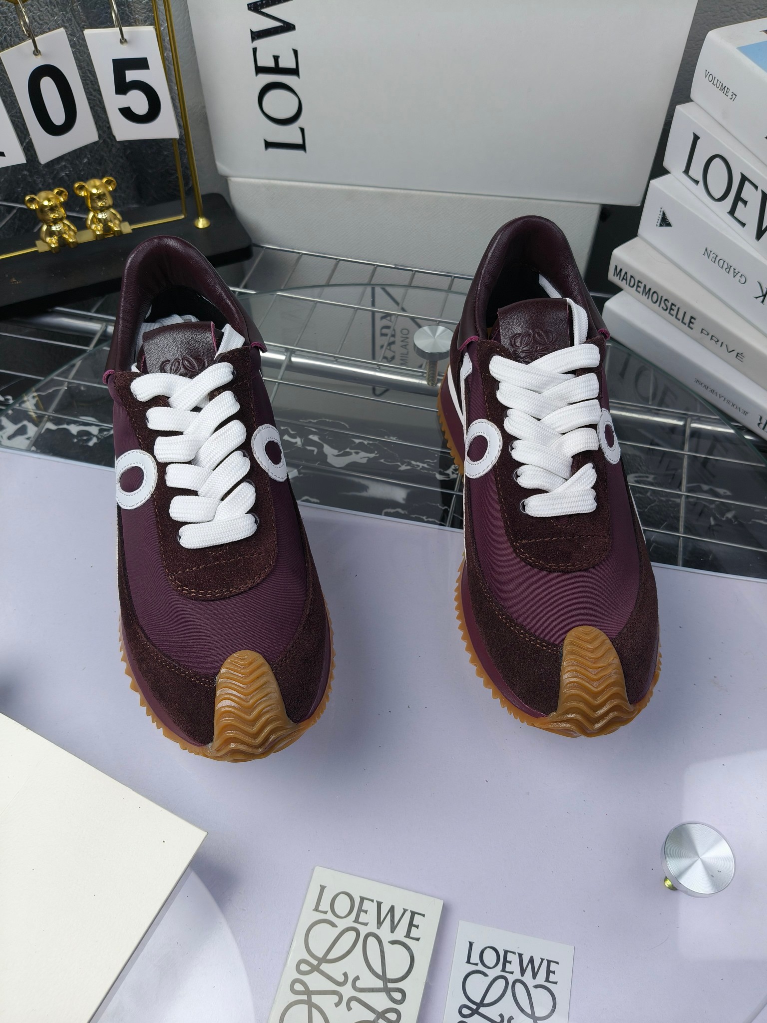 LOEWE
罗意威2023SS新款运动休闲鞋,
出220 套码大小订单私聊
易威阿甘鞋,情侣款德训鞋,运动无止境,设计大胆奢华,时尚工艺与运动精神融合创造出一款完美艺术单品⚠️
太美太好看太好穿太舒服了💕💕鞋子很轻便,逛街暴走零压力,配裙子裤子都非常百搭
国外购原板1:1开发,皮革,绒面,丝绸3种材料拼接撞色,LOEWE标志性草书字样L与鞋身完美融合,
多种颜色的拼接,给人一种强烈的视觉冲击,异常吸睛,鞋身整体线条优美,大底超软耐磨
💚鞋面采用牛反绒➕原版布料
💚舒适羊皮内里、水染牛皮垫脚
💚码数:女码35-42(41.42订做)
男码38-46(38.45.46订做)