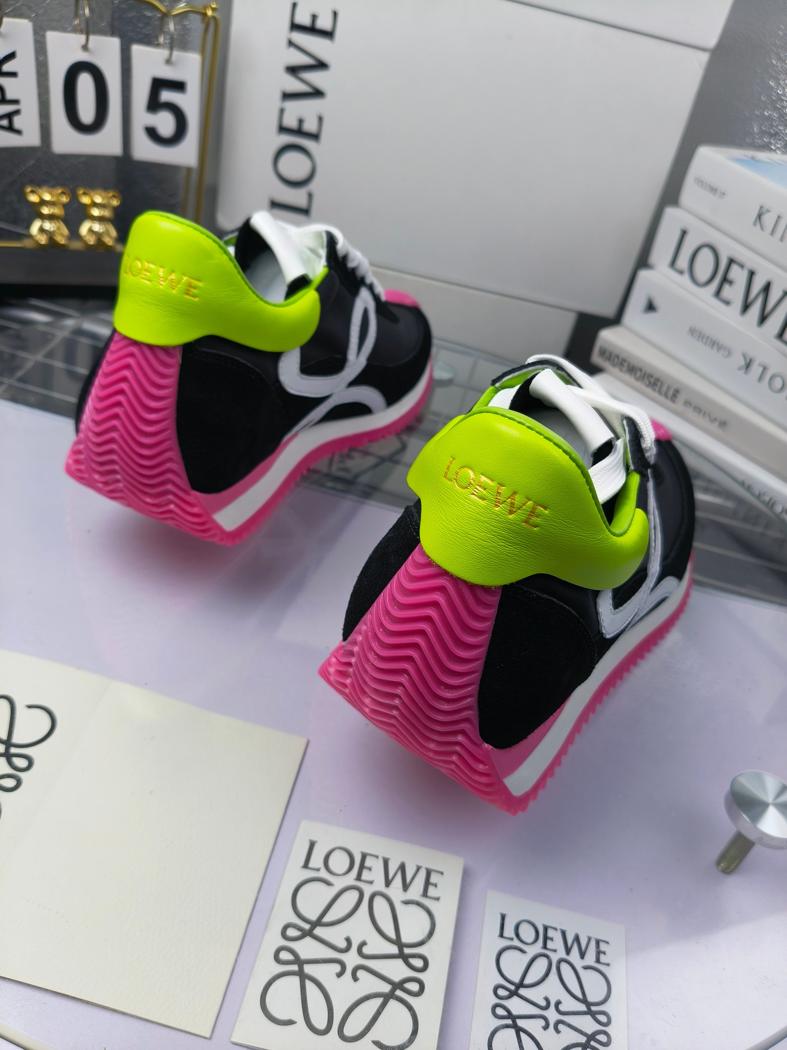 LOEWE
罗意威2023SS新款运动休闲鞋,
出220 套码大小订单私聊
易威阿甘鞋,情侣款德训鞋,运动无止境,设计大胆奢华,时尚工艺与运动精神融合创造出一款完美艺术单品⚠️
太美太好看太好穿太舒服了💕💕鞋子很轻便,逛街暴走零压力,配裙子裤子都非常百搭
国外购原板1:1开发,皮革,绒面,丝绸3种材料拼接撞色,LOEWE标志性草书字样L与鞋身完美融合,
多种颜色的拼接,给人一种强烈的视觉冲击,异常吸睛,鞋身整体线条优美,大底超软耐磨
💚鞋面采用牛反绒➕原版布料
💚舒适羊皮内里、水染牛皮垫脚
💚码数:女码35-42(41.42订做)
男码38-46(38.45.46订做)