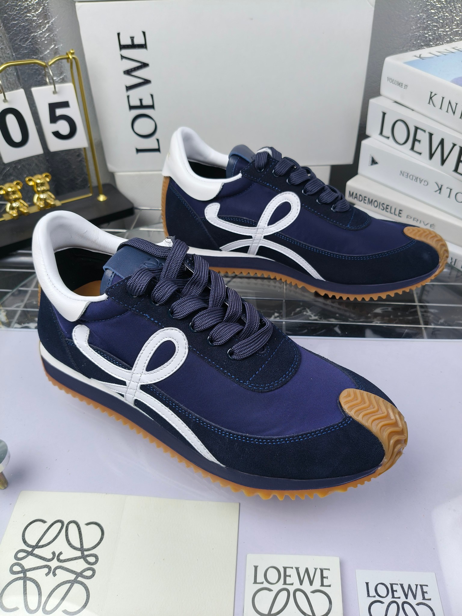 LOEWE
罗意威2023SS新款运动休闲鞋，
出220      套码大小订单私聊
易威阿甘鞋，情侣款德训鞋，运动无止境，设计大胆奢华，时尚工艺与运动精神融合创造出一款完美艺术单品⚠️
太美太好看太好穿太舒服了💕💕鞋子很轻便，逛街暴走零压力，配裙子裤子都非常百搭
国外购原板1：1开发，皮革，绒面，丝绸3种材料拼接撞色，LOEWE标志性草书字样L与鞋身完美融合，
多种颜色的拼接，给人一种强烈的视觉冲击，异常吸睛，鞋身整体线条优美，大底超软耐磨
💚鞋面采用牛反绒➕原版布料
💚舒适羊皮内里、水染牛皮垫脚
💚码数：女码35-42（41.42订做）
                 男码38-46（38.45.46订做）
