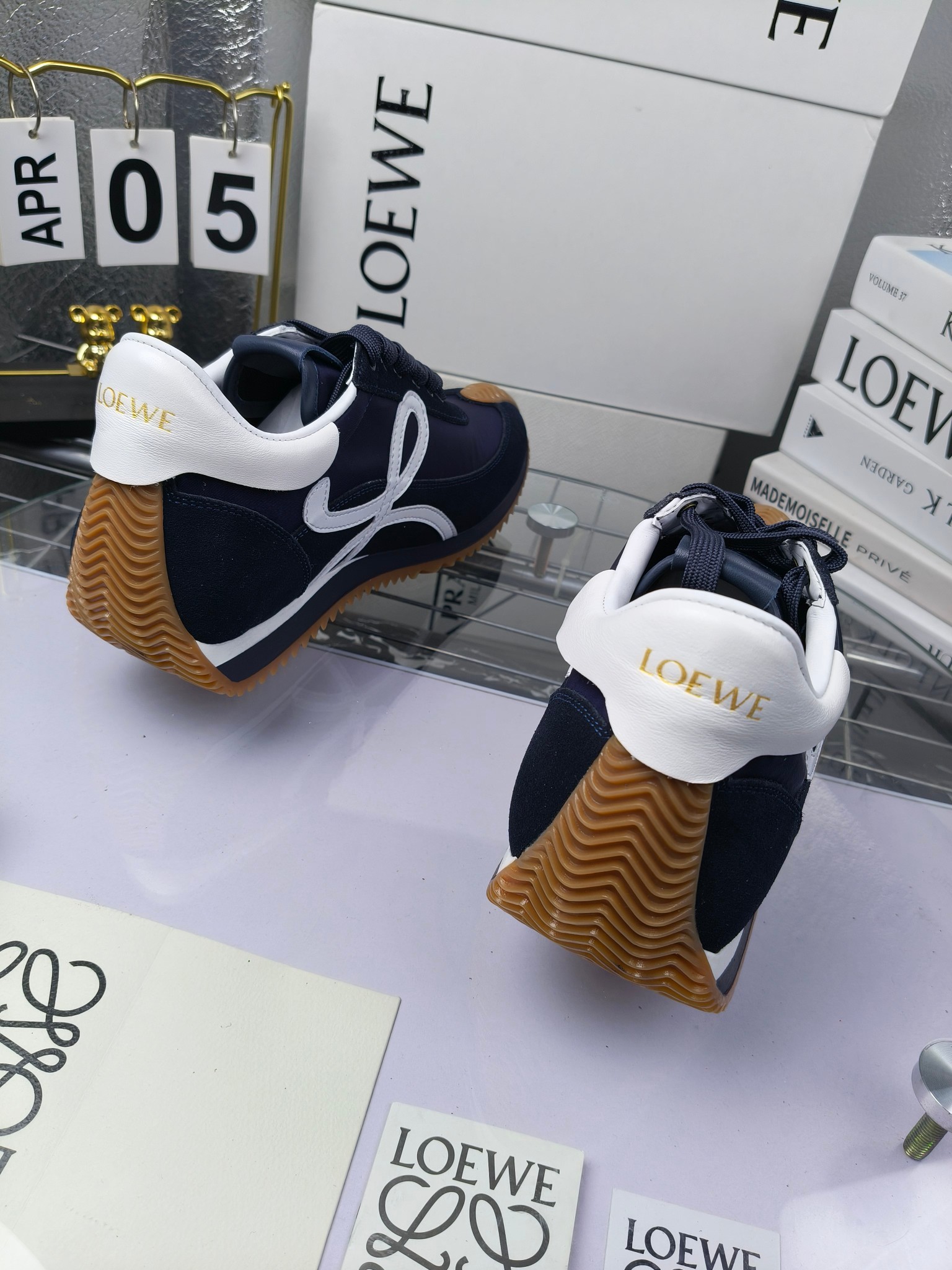 LOEWE
罗意威2023SS新款运动休闲鞋，
出220      套码大小订单私聊
易威阿甘鞋，情侣款德训鞋，运动无止境，设计大胆奢华，时尚工艺与运动精神融合创造出一款完美艺术单品⚠️
太美太好看太好穿太舒服了💕💕鞋子很轻便，逛街暴走零压力，配裙子裤子都非常百搭
国外购原板1：1开发，皮革，绒面，丝绸3种材料拼接撞色，LOEWE标志性草书字样L与鞋身完美融合，
多种颜色的拼接，给人一种强烈的视觉冲击，异常吸睛，鞋身整体线条优美，大底超软耐磨
💚鞋面采用牛反绒➕原版布料
💚舒适羊皮内里、水染牛皮垫脚
💚码数：女码35-42（41.42订做）
                 男码38-46（38.45.46订做）
