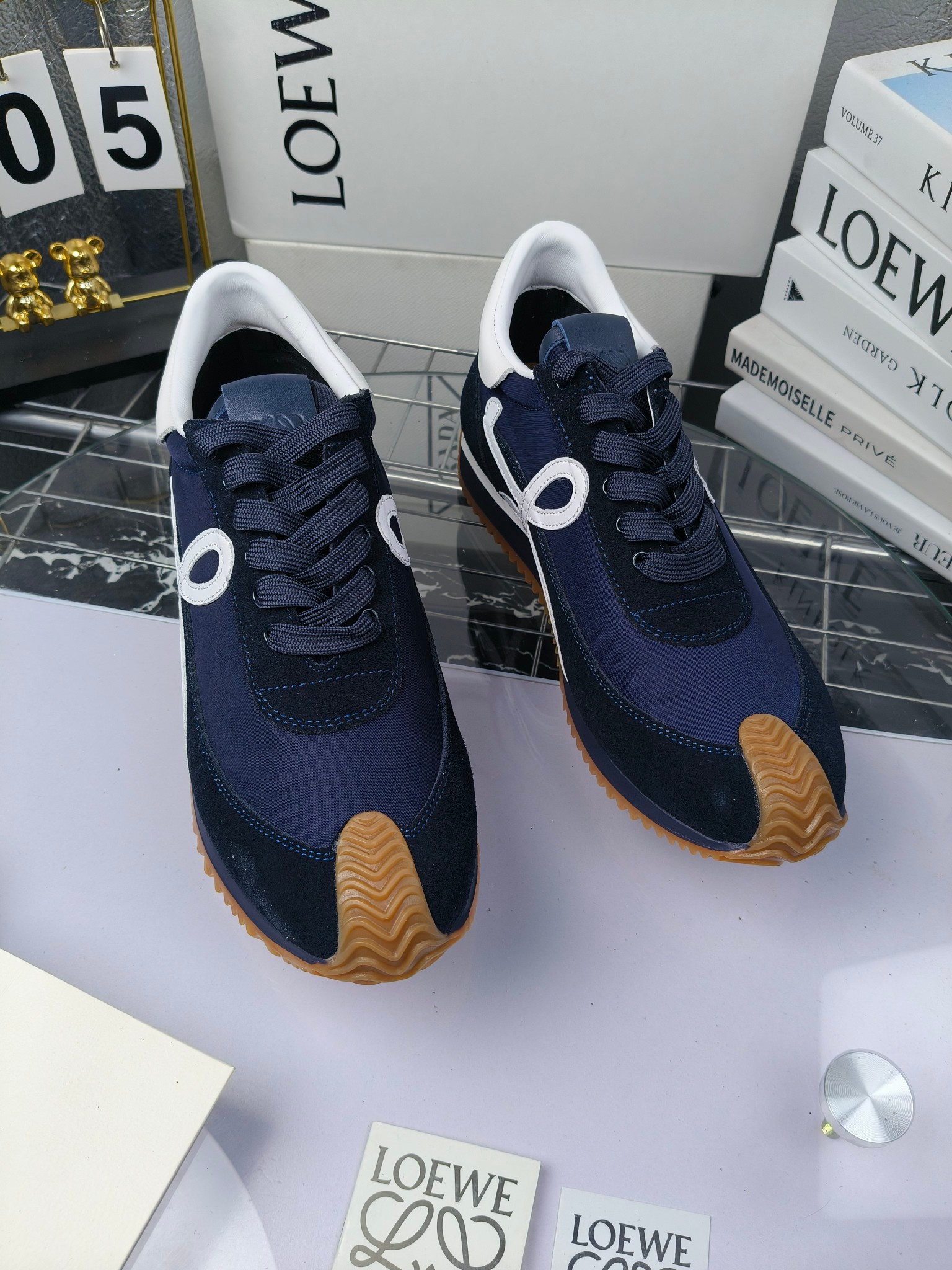LOEWE
罗意威2023SS新款运动休闲鞋，
出220      套码大小订单私聊
易威阿甘鞋，情侣款德训鞋，运动无止境，设计大胆奢华，时尚工艺与运动精神融合创造出一款完美艺术单品⚠️
太美太好看太好穿太舒服了💕💕鞋子很轻便，逛街暴走零压力，配裙子裤子都非常百搭
国外购原板1：1开发，皮革，绒面，丝绸3种材料拼接撞色，LOEWE标志性草书字样L与鞋身完美融合，
多种颜色的拼接，给人一种强烈的视觉冲击，异常吸睛，鞋身整体线条优美，大底超软耐磨
💚鞋面采用牛反绒➕原版布料
💚舒适羊皮内里、水染牛皮垫脚
💚码数：女码35-42（41.42订做）
                 男码38-46（38.45.46订做）
